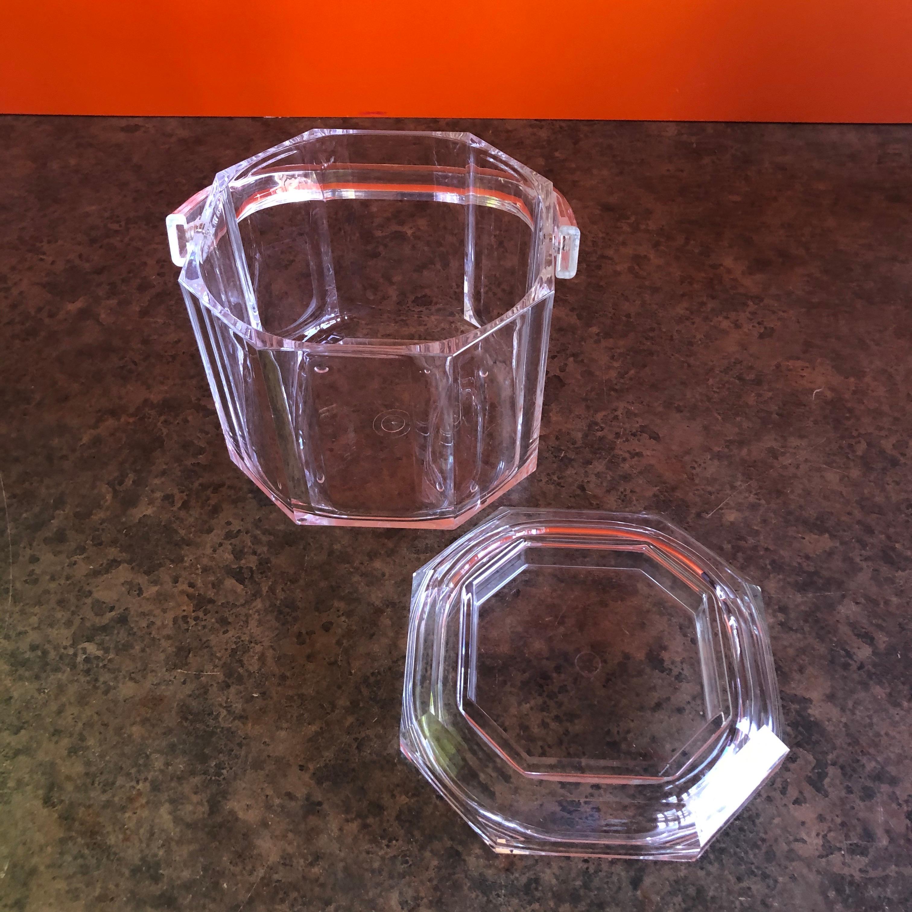 Mid-Century Modern Lucite Ice Bucket with Handle In Good Condition For Sale In San Diego, CA