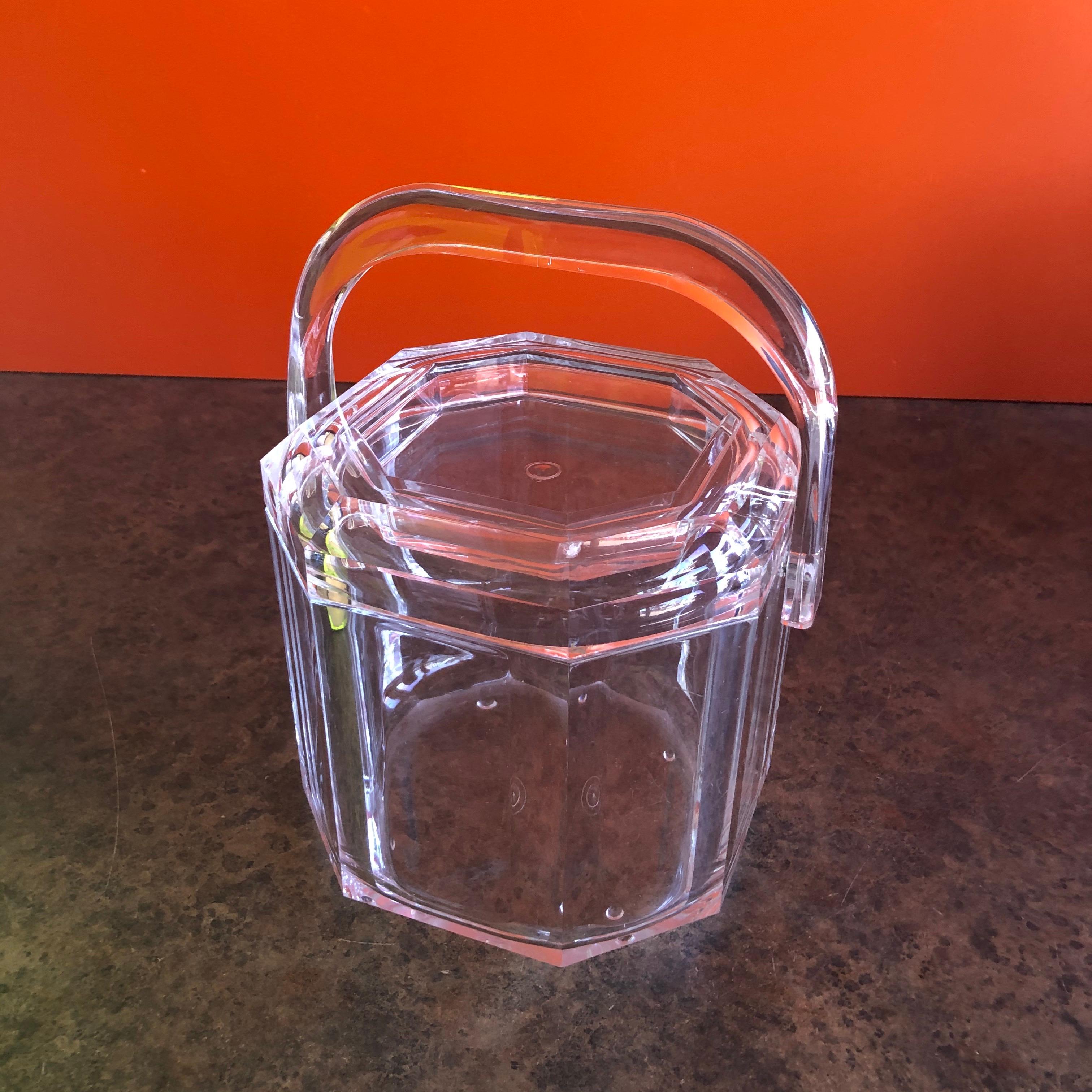 Mid-Century Modern Lucite Ice Bucket with Handle For Sale 1