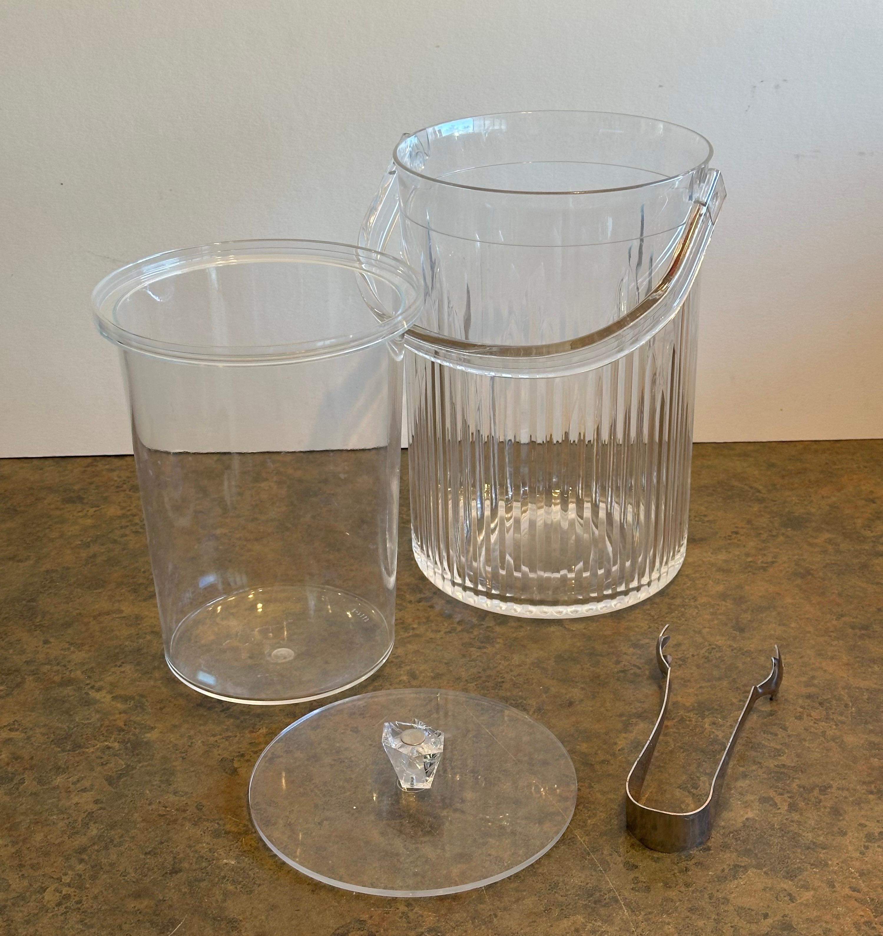 Moderner Lucite-Eiskübel aus der Mitte des Jahrhunderts mit Leinen und Zange im Angebot 4