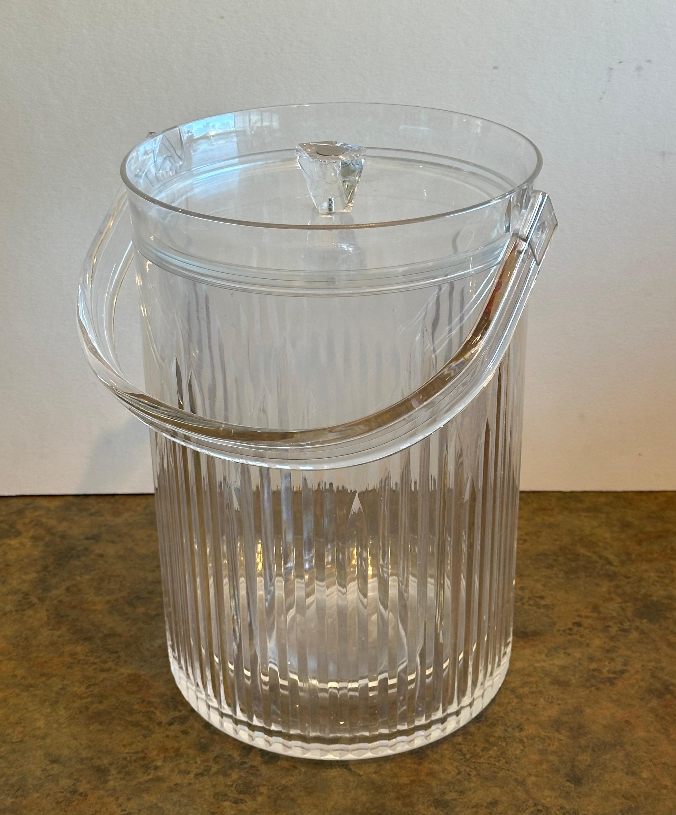 Moderner Lucite-Eiskübel aus der Mitte des Jahrhunderts mit Leinen und Zange (amerikanisch) im Angebot