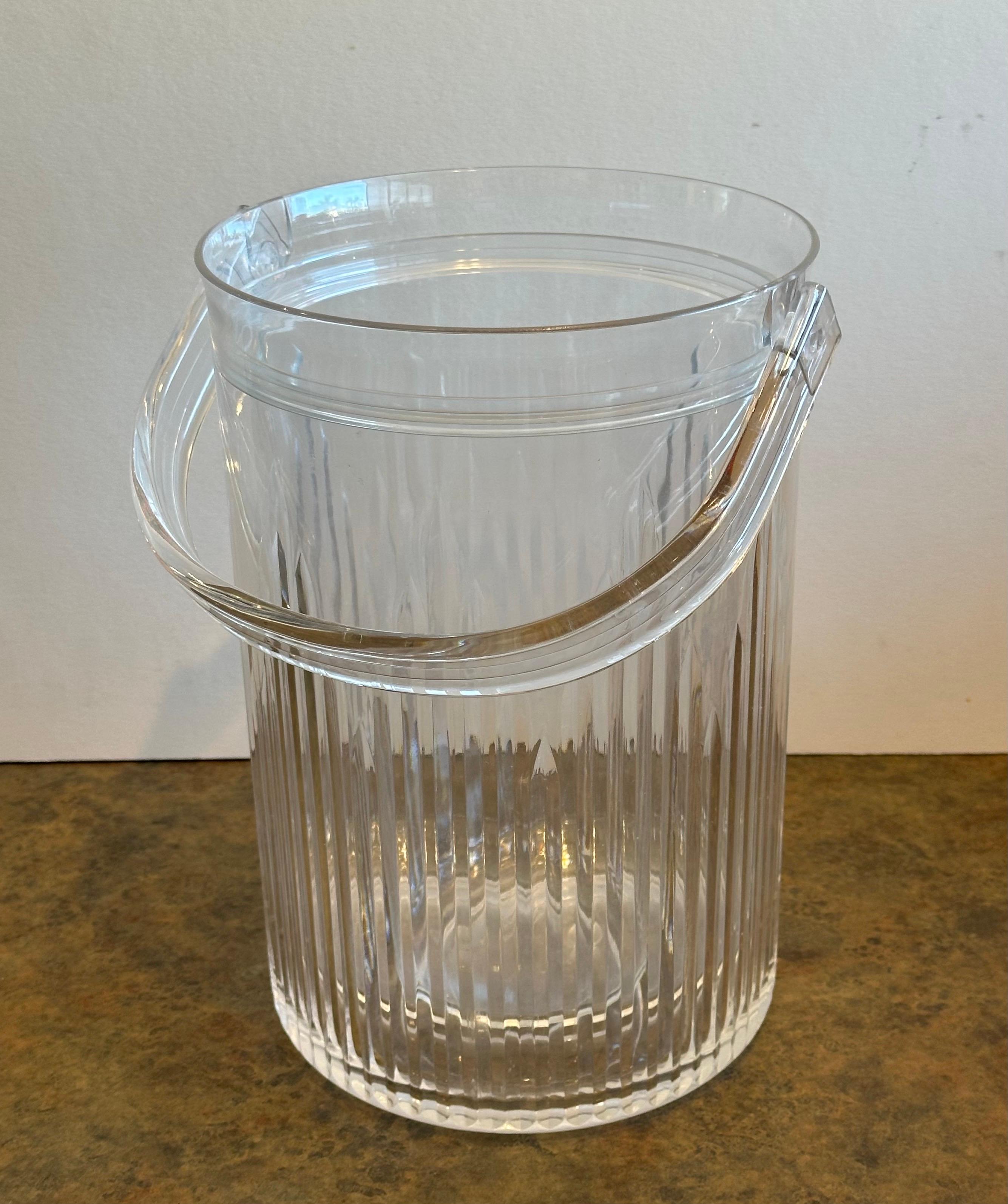 Moderner Lucite-Eiskübel aus der Mitte des Jahrhunderts mit Leinen und Zange (Geformt) im Angebot