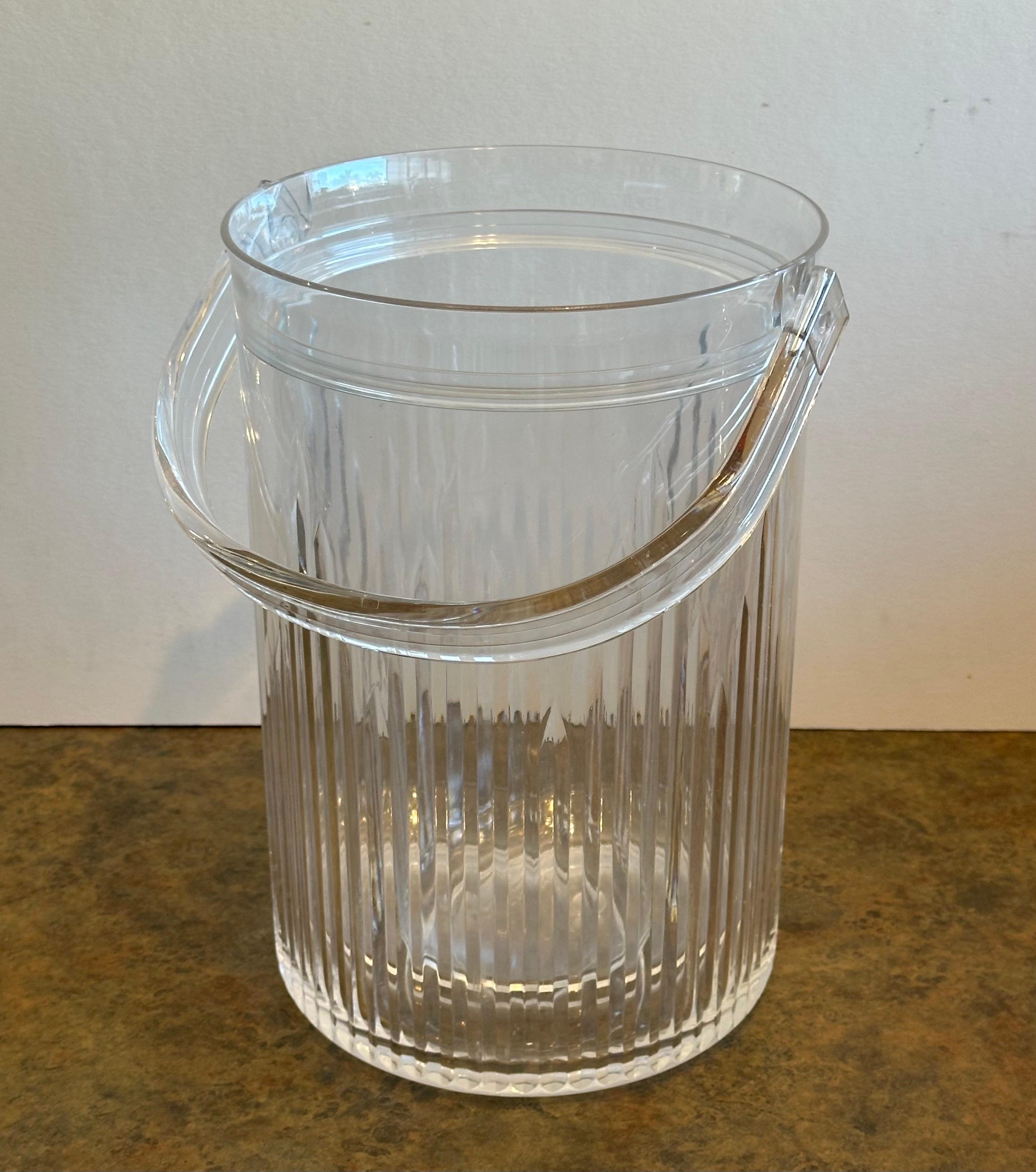 Moderner Lucite-Eiskübel aus der Mitte des Jahrhunderts mit Leinen und Zange im Zustand „Gut“ im Angebot in San Diego, CA