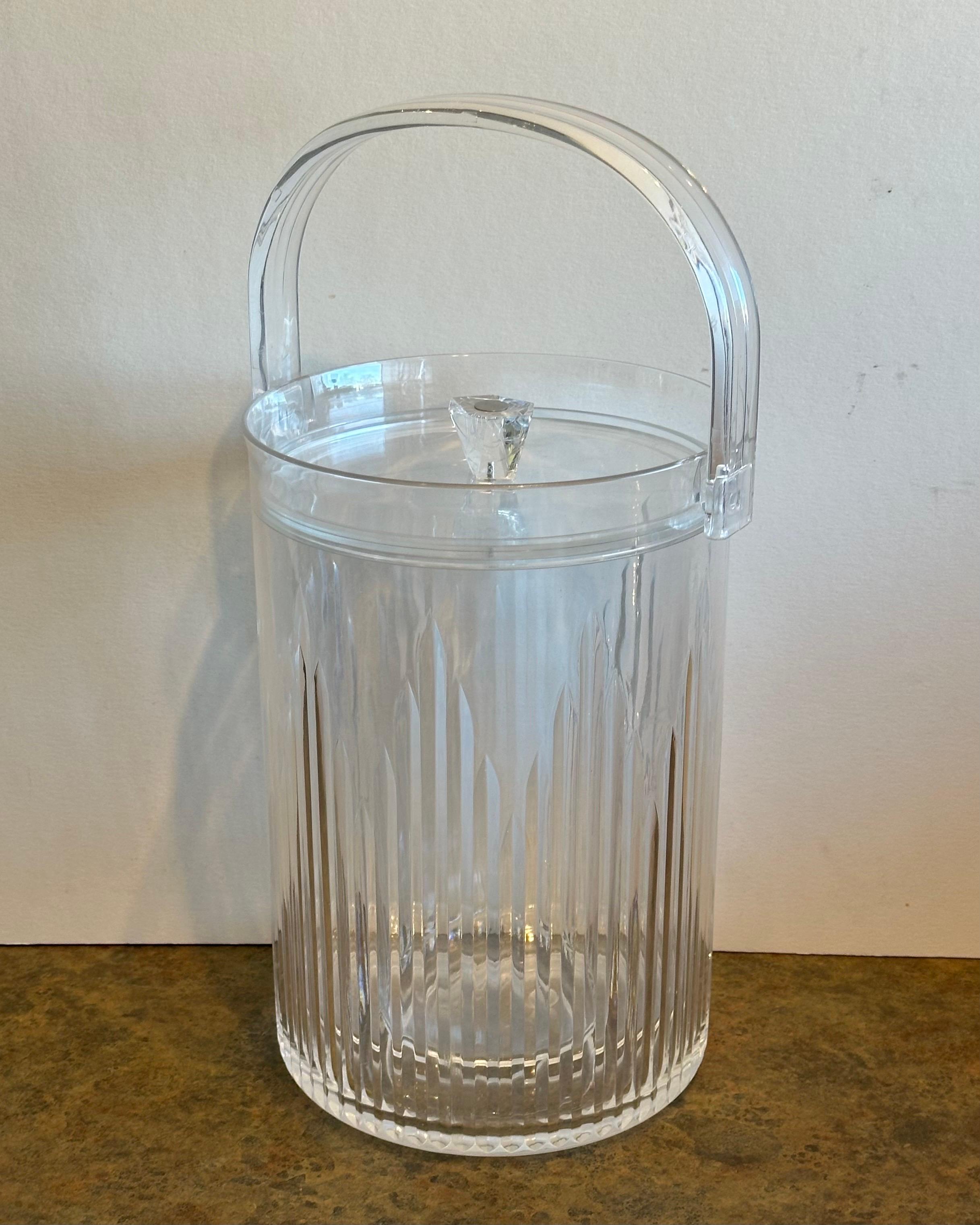 Moderner Lucite-Eiskübel aus der Mitte des Jahrhunderts mit Leinen und Zange (20. Jahrhundert) im Angebot