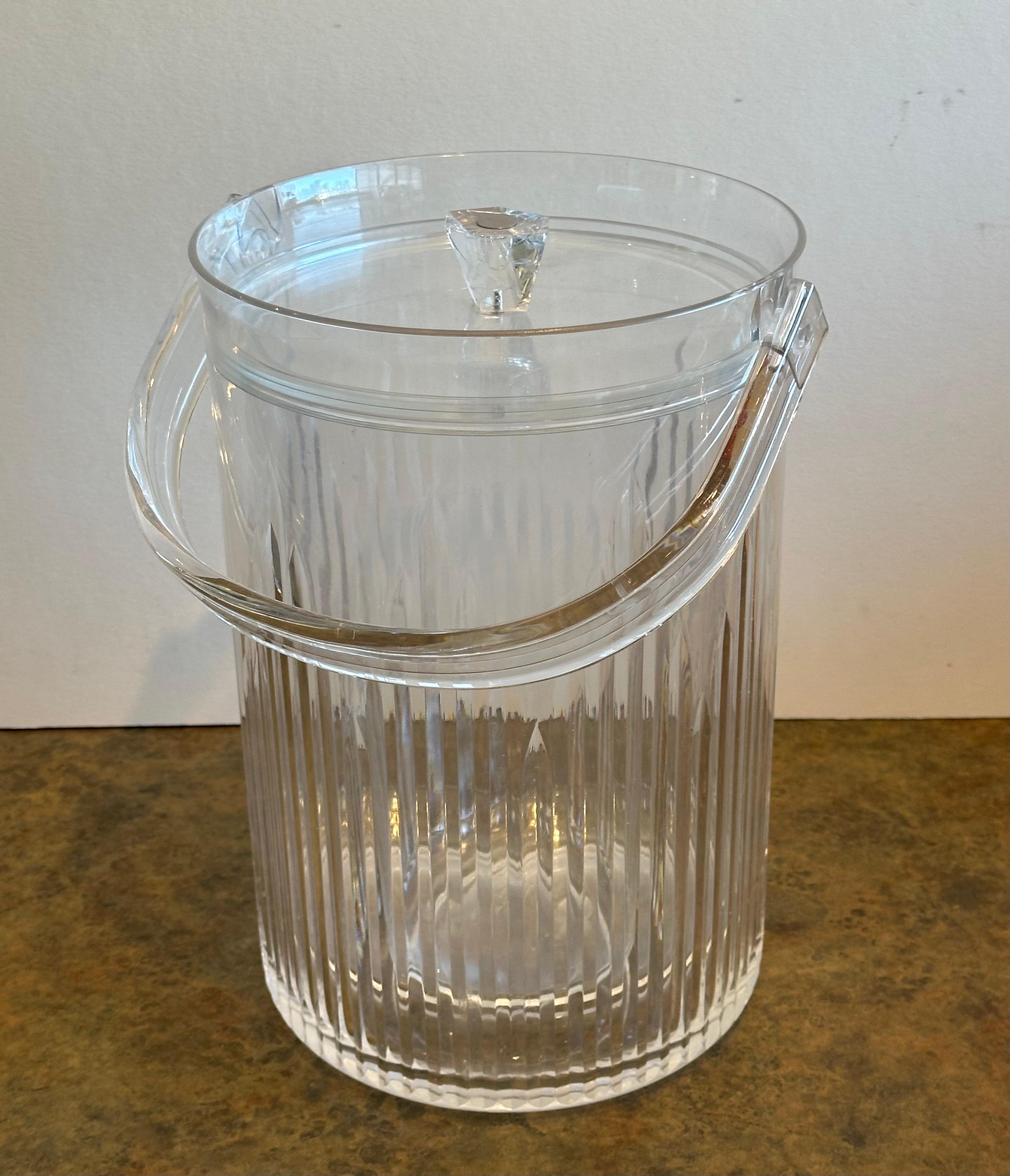 Moderner Lucite-Eiskübel aus der Mitte des Jahrhunderts mit Leinen und Zange im Angebot 1
