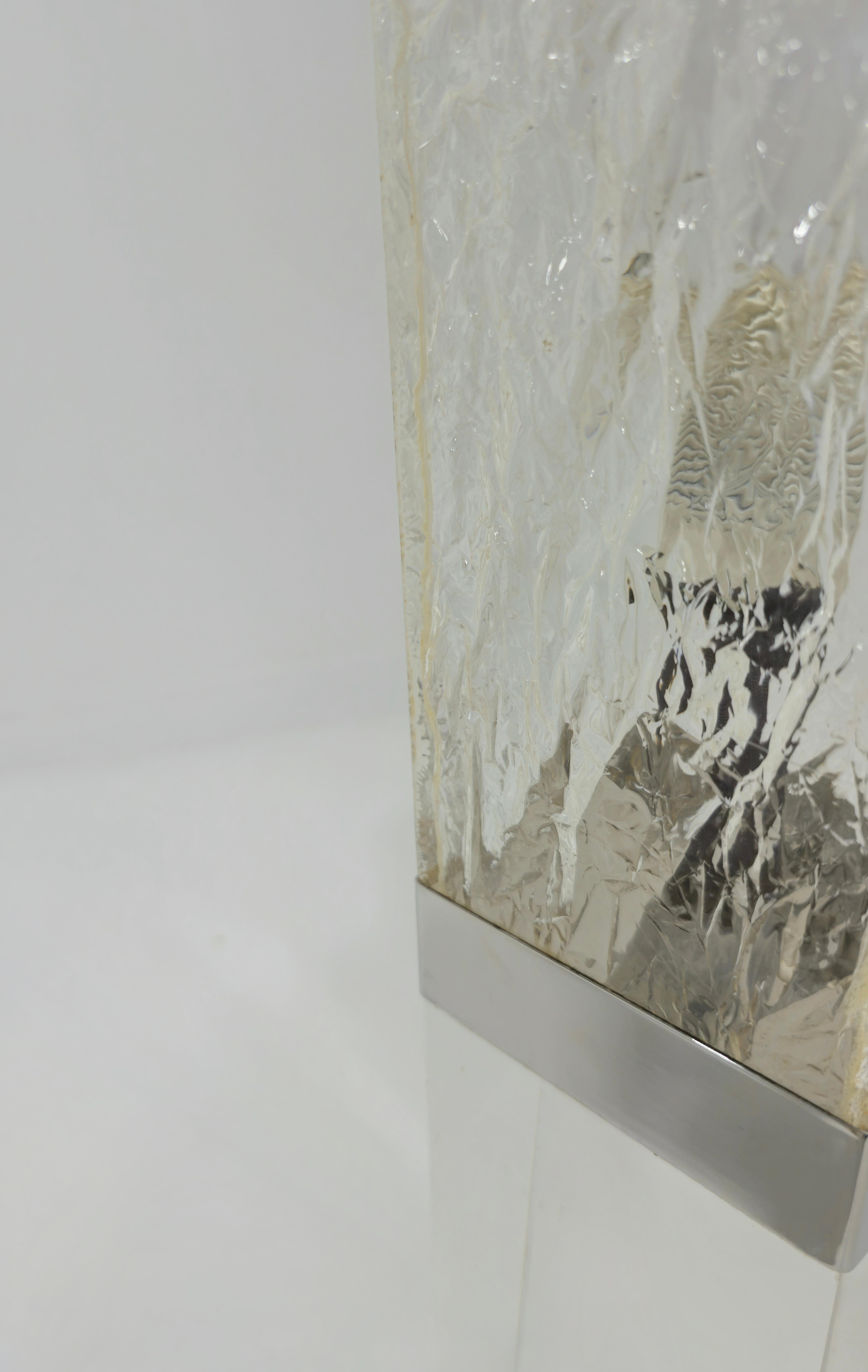Mid-Century Modern Lucite Italian Table Lamp Design 1970s For Sale 7