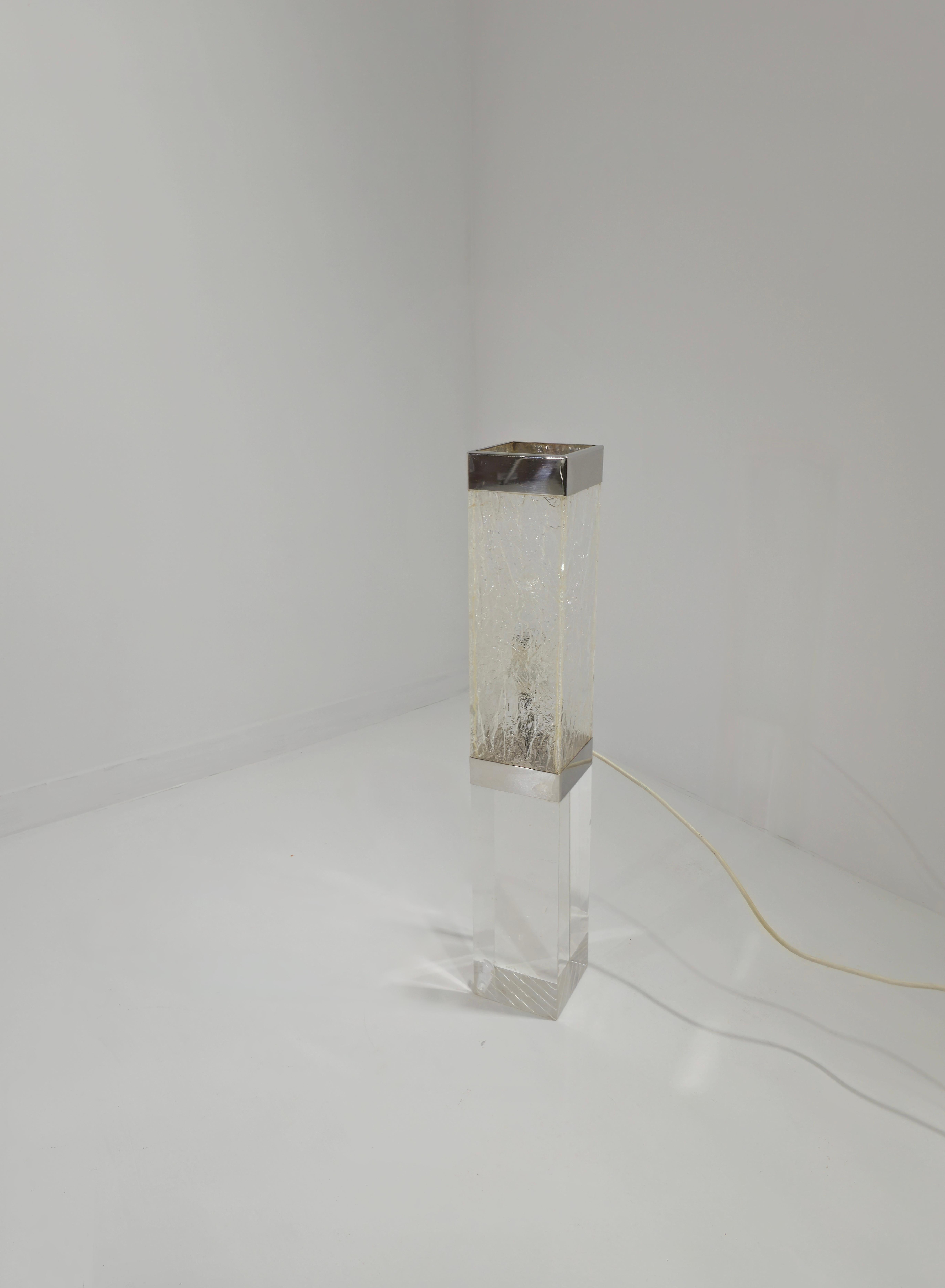 Table or floor lamp with one light. It has a lucite base and the upper part in plastic material with an ice effect. Definitions in aluminum or chromed brass. It could also be used as a floor lamp since it is about 60 cm high. Rare in its kind. Made