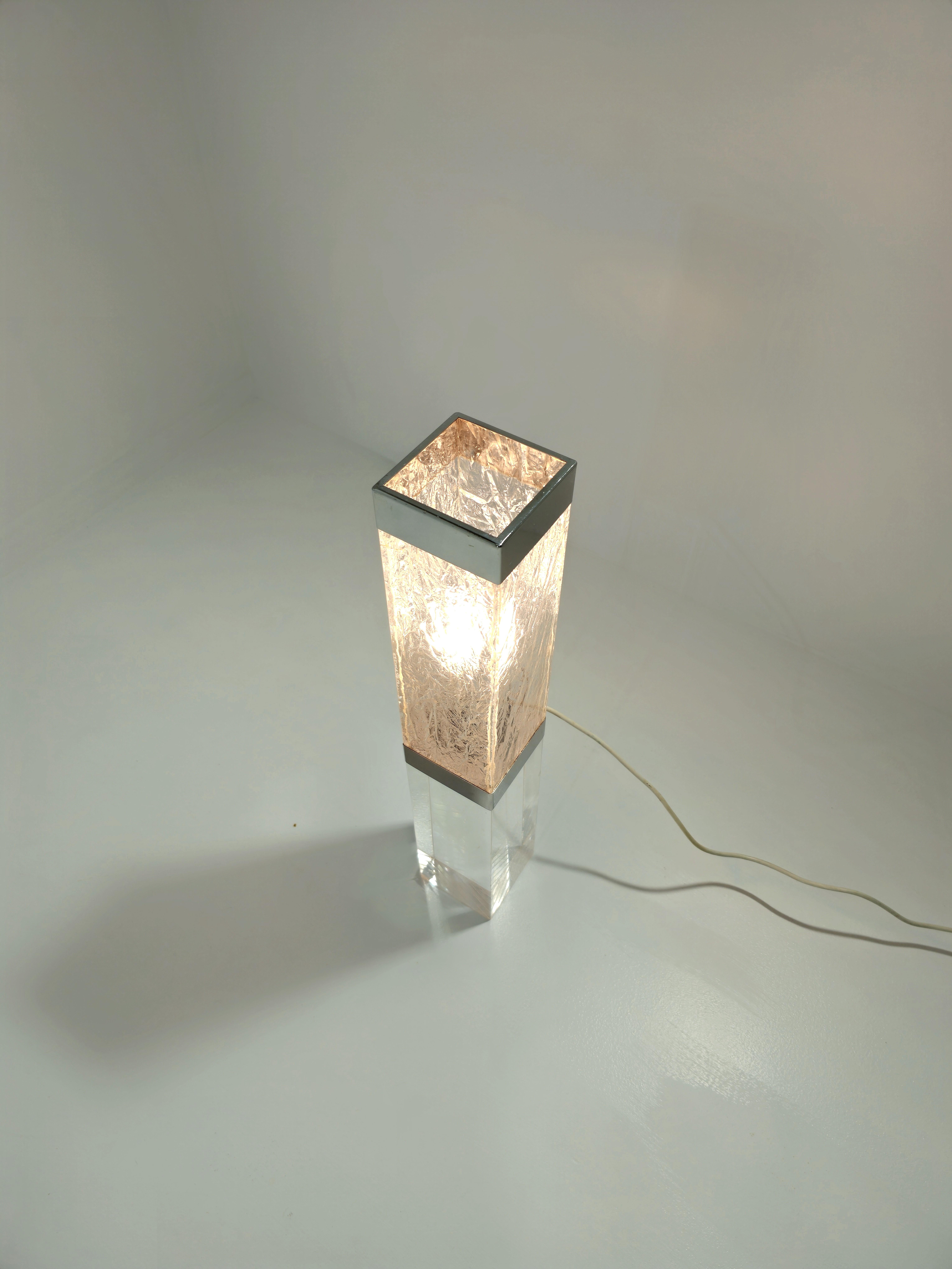 Mid-Century Modern Lucite Italian Table Lamp Design 1970s In Good Condition For Sale In Palermo, IT