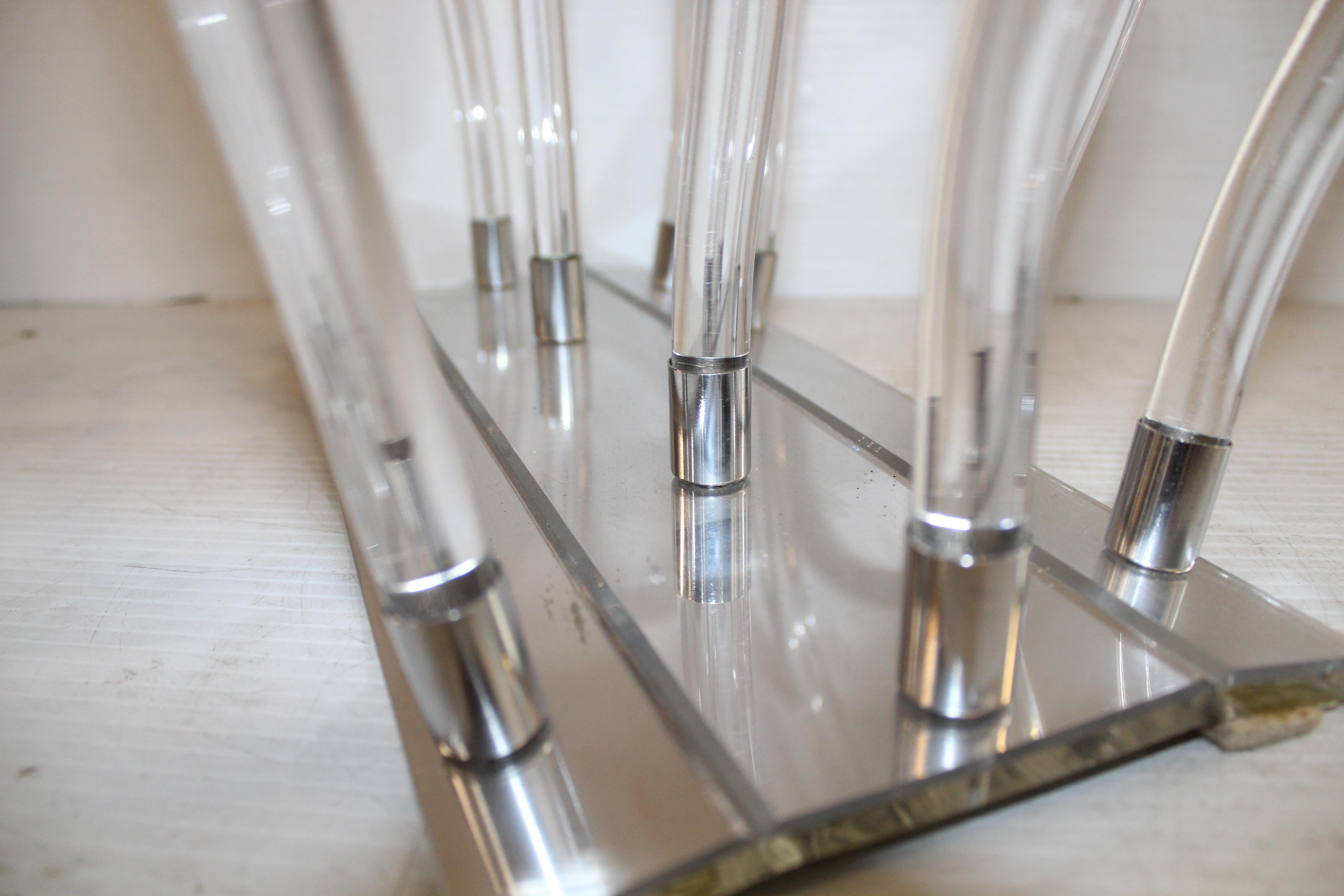 Mid-Century moderno Portariviste in lucite moderno di metà secolo in vendita