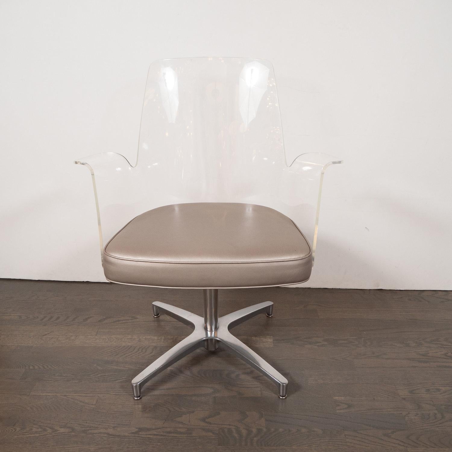 Esta sofisticada silla auxiliar de la modernidad de mediados de siglo se realizó en Estados Unidos, hacia 1970. Presenta un respaldo curvado y brazos creados a partir de una sola pieza de Lucite translúcido. El cuerpo de la silla se asienta sobre