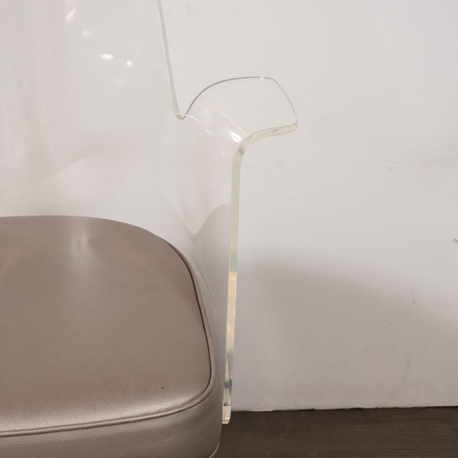 Silla Auxiliar de Lucite, Cuero Metálico y Cromo con Forma de X, Moderna de Mediados de Siglo Estadounidense en venta