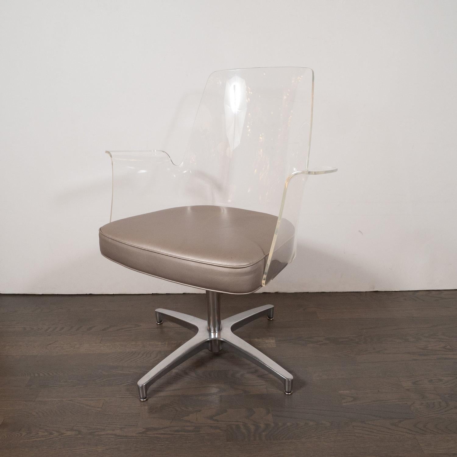 Silla Auxiliar de Lucite, Cuero Metálico y Cromo con Forma de X, Moderna de Mediados de Siglo en Excelente estado para la venta en New York, NY