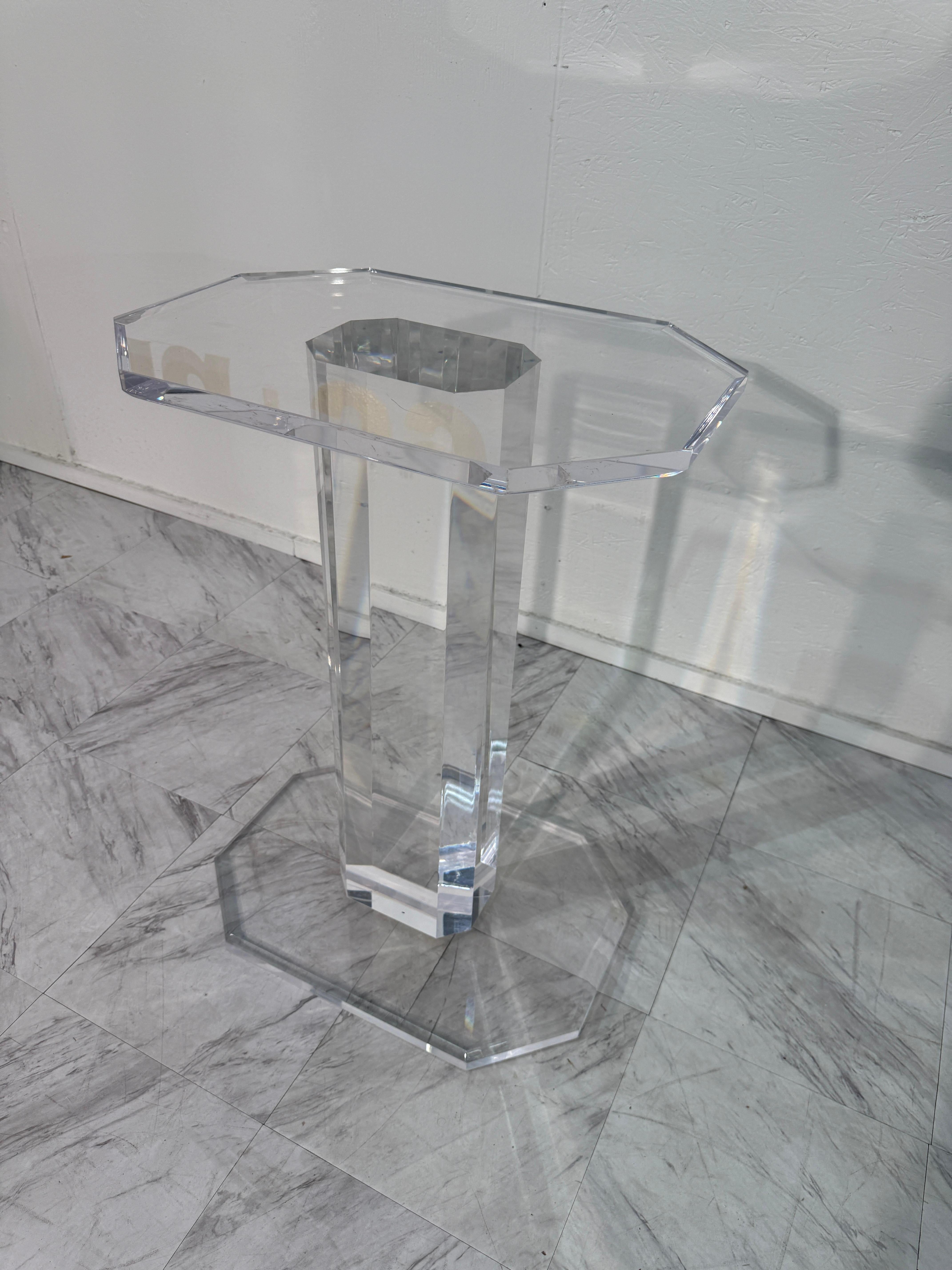 Moderno Tavolino con piedistallo in lucite moderno di metà secolo in vendita