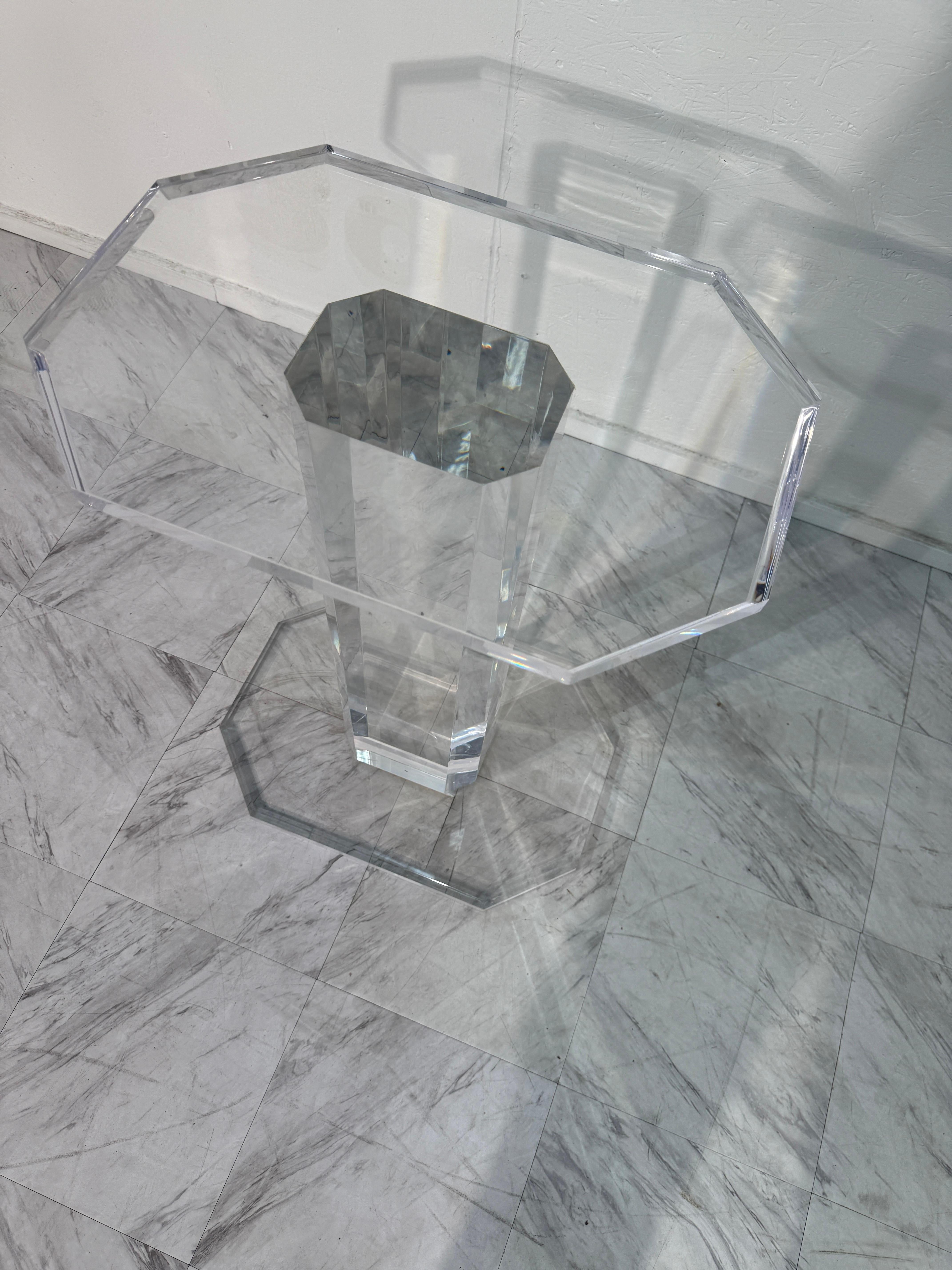 Italiano Tavolino con piedistallo in lucite moderno di metà secolo in vendita