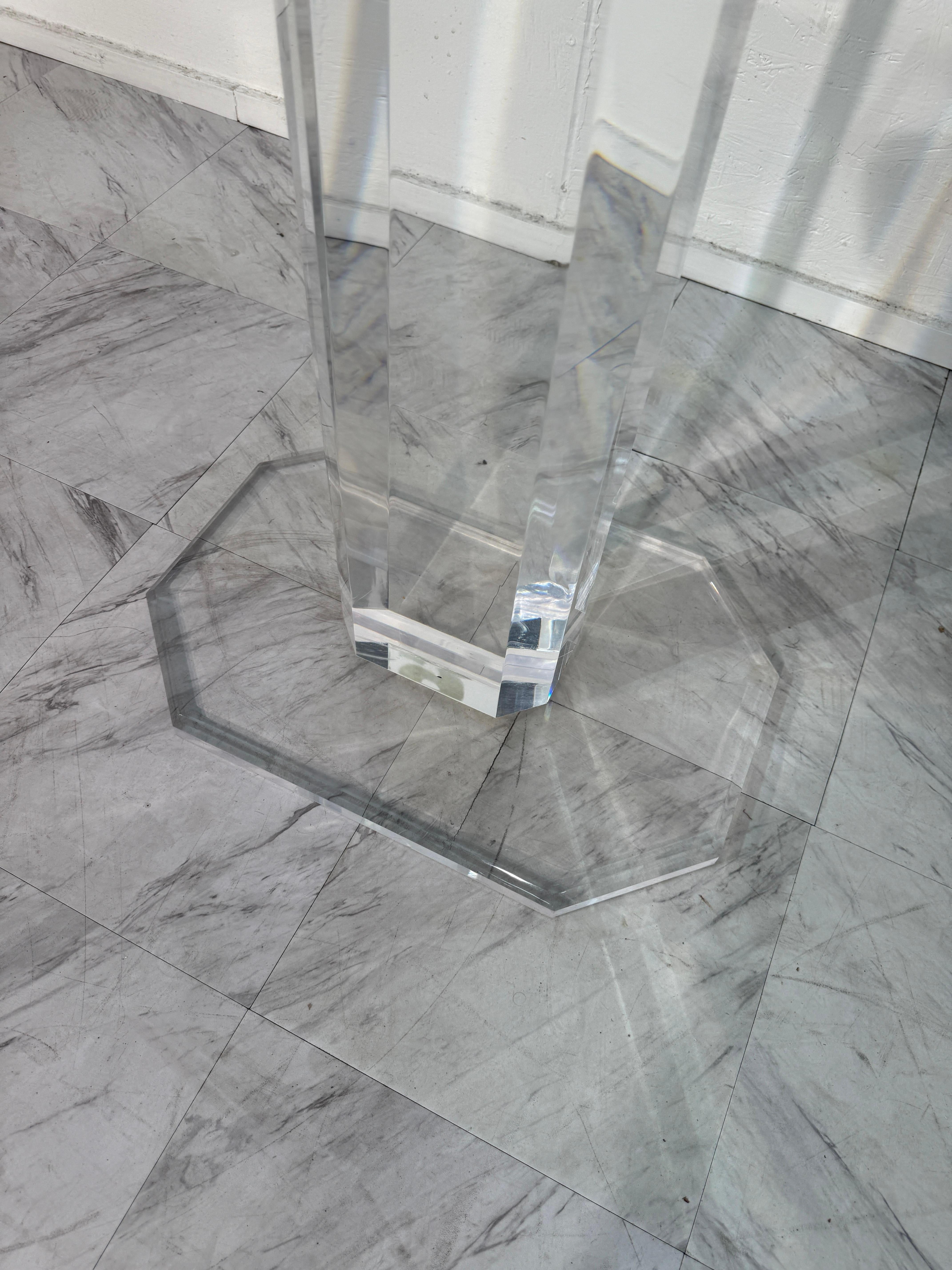 Tavolino con piedistallo in lucite moderno di metà secolo In condizioni buone in vendita a Los Angeles, CA