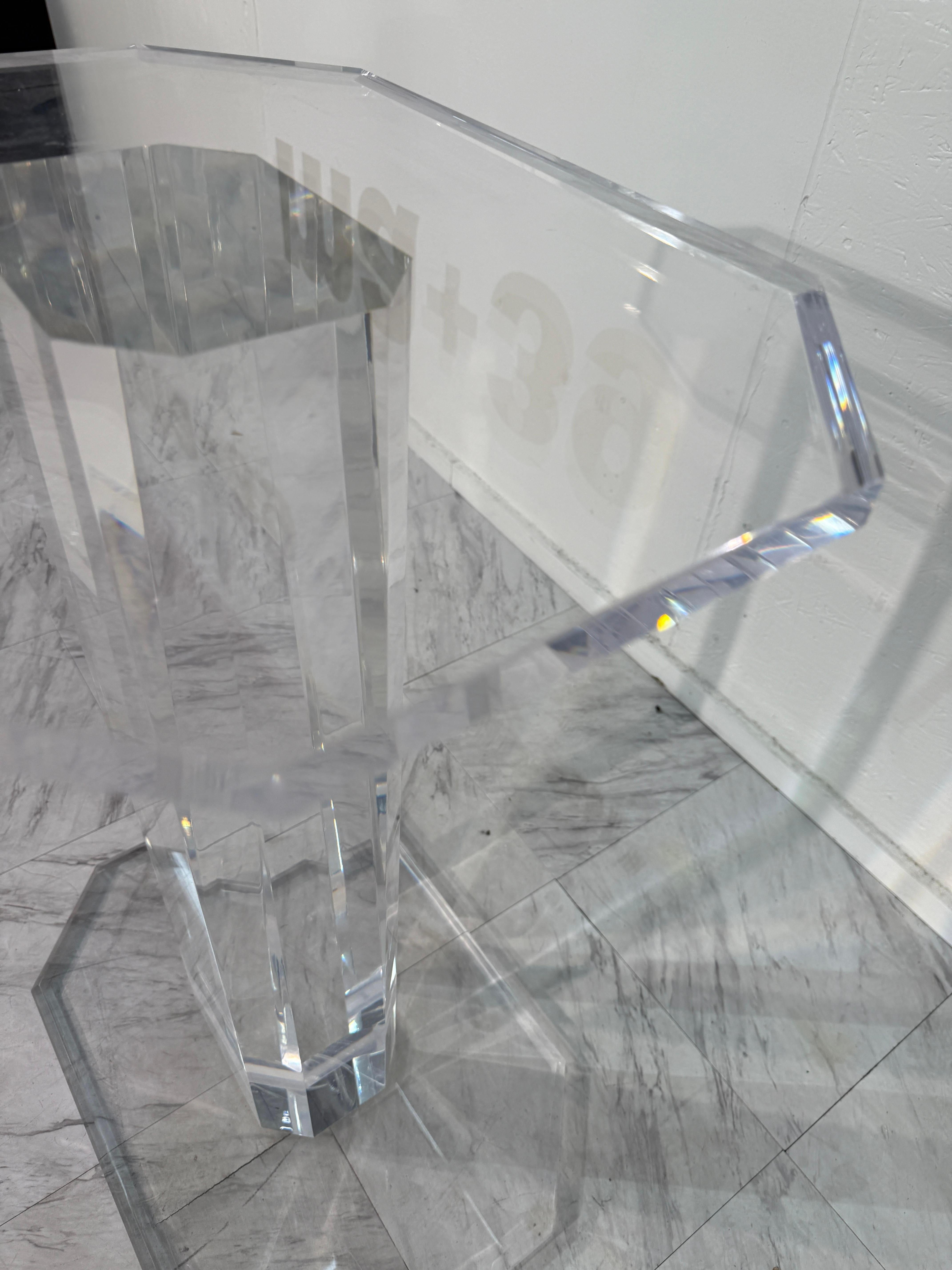 Metà XX secolo Tavolino con piedistallo in lucite moderno di metà secolo in vendita