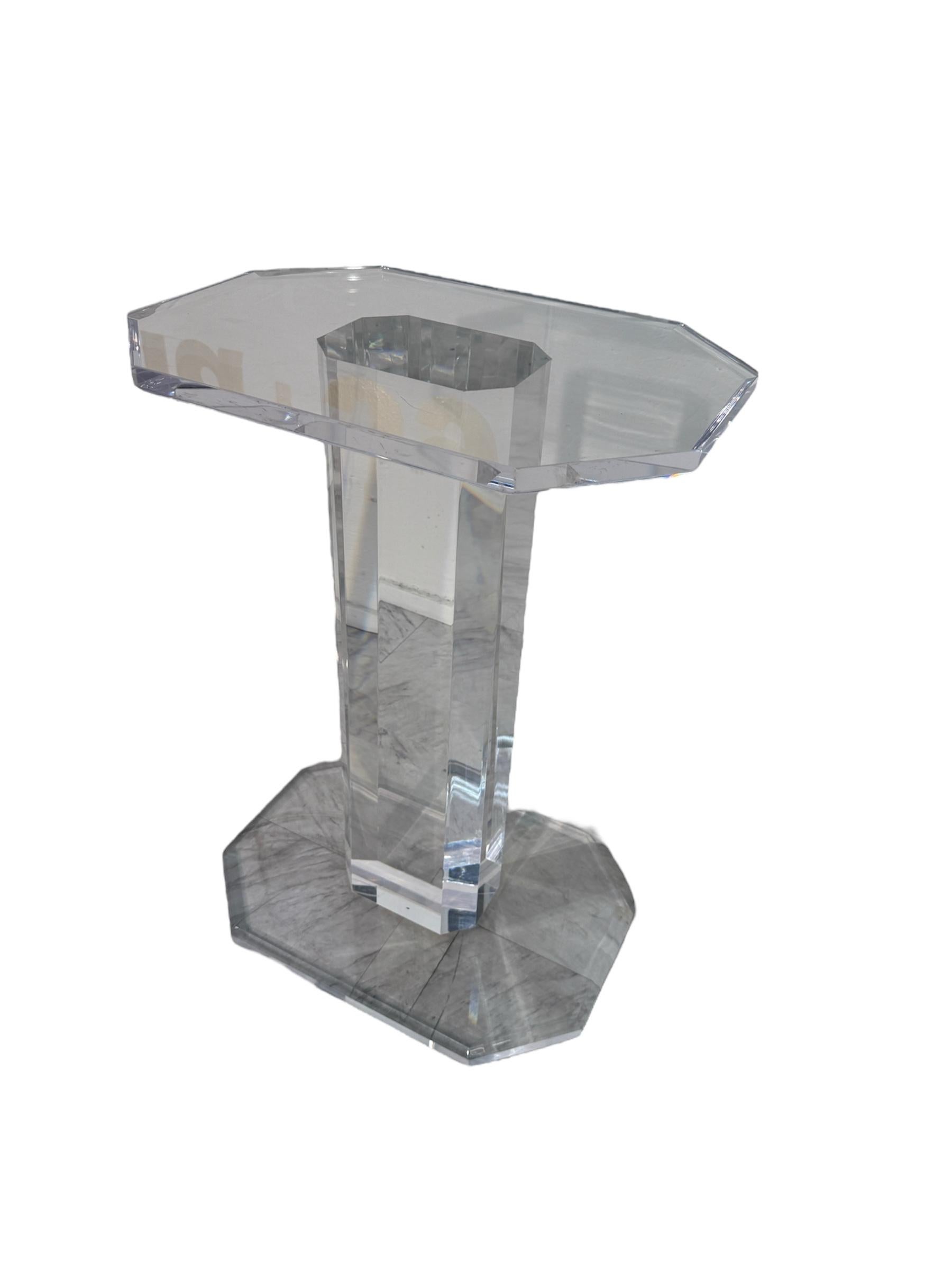 Lucite Tavolino con piedistallo in lucite moderno di metà secolo in vendita