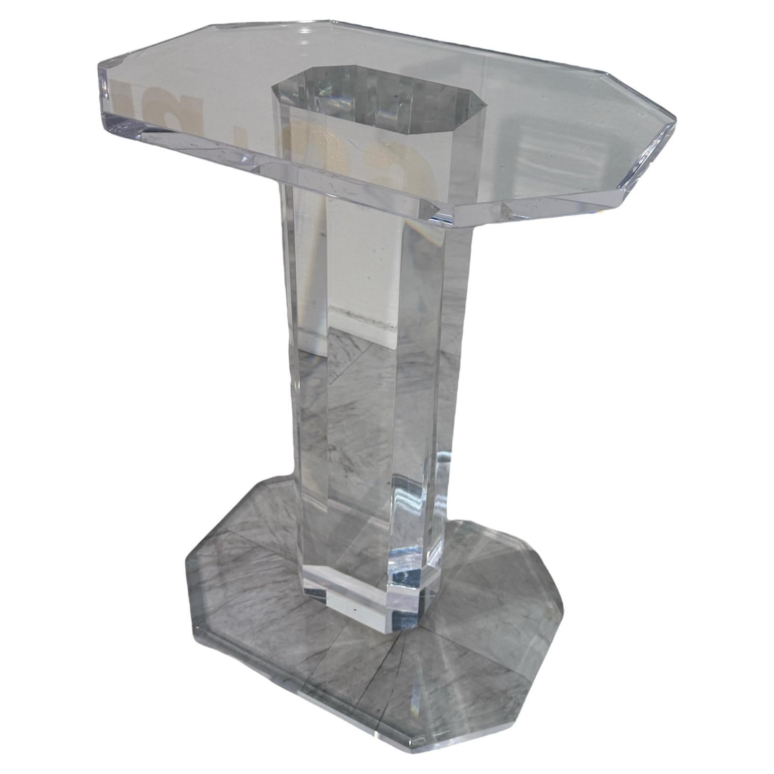 Tavolino con piedistallo in lucite moderno di metà secolo in vendita