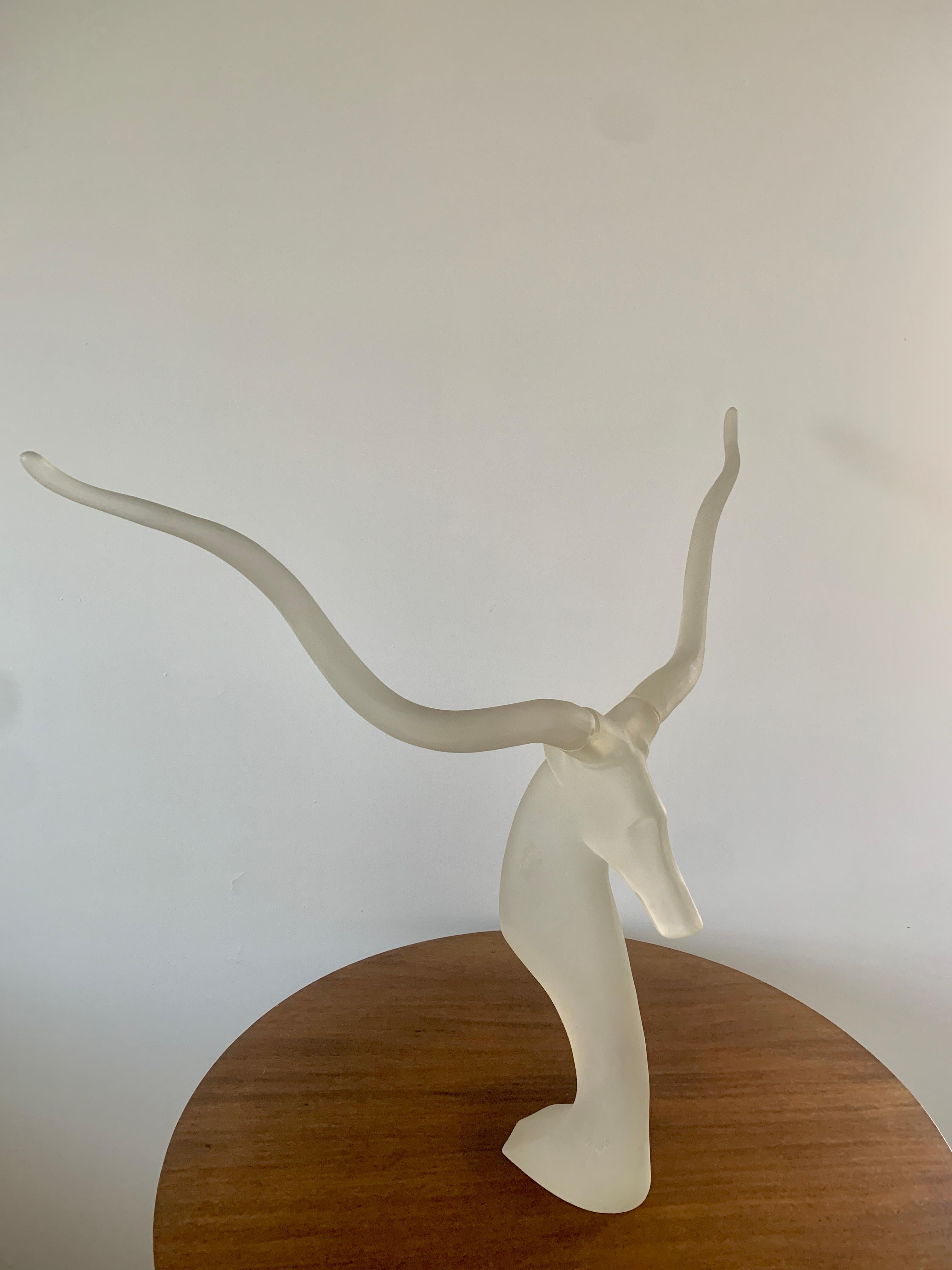 Moderne Mid-Century-Skulptur eines Widderkopfes aus Lucite im Angebot 7