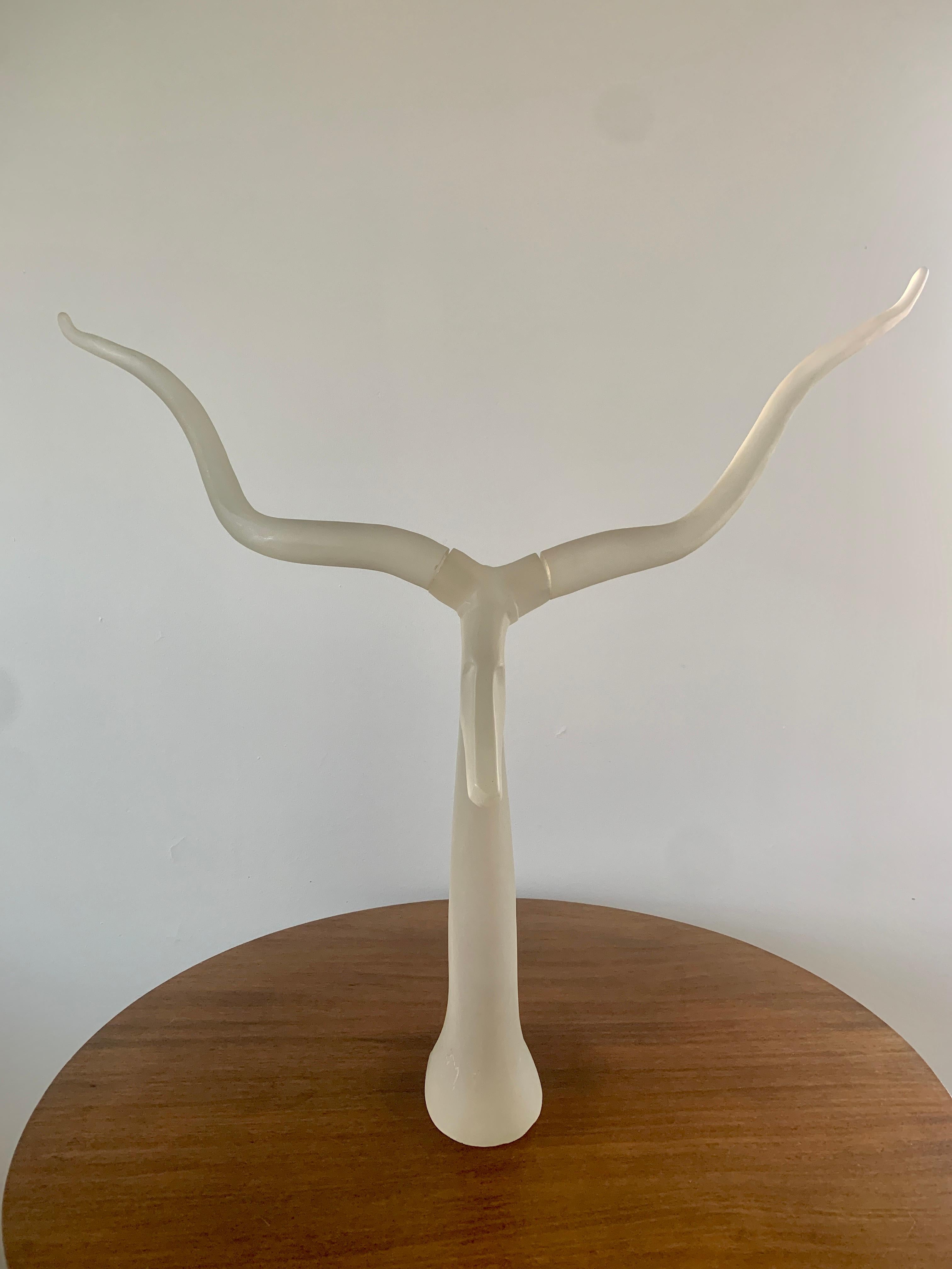 Moderne Mid-Century-Skulptur eines Widderkopfes aus Lucite im Angebot 8