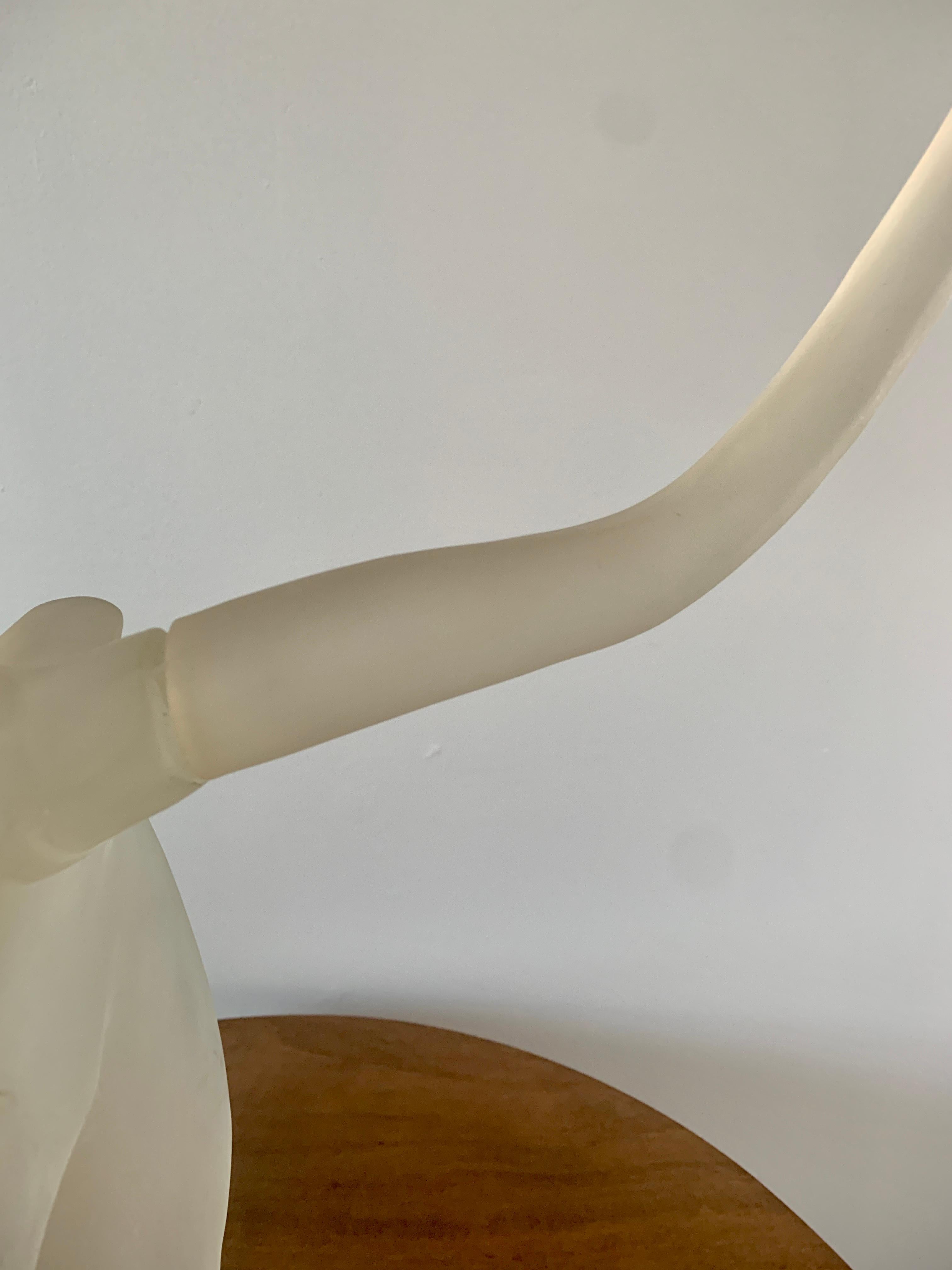 20ième siècle Sculpture tête de bélier en lucite, moderne du milieu du siècle dernier en vente