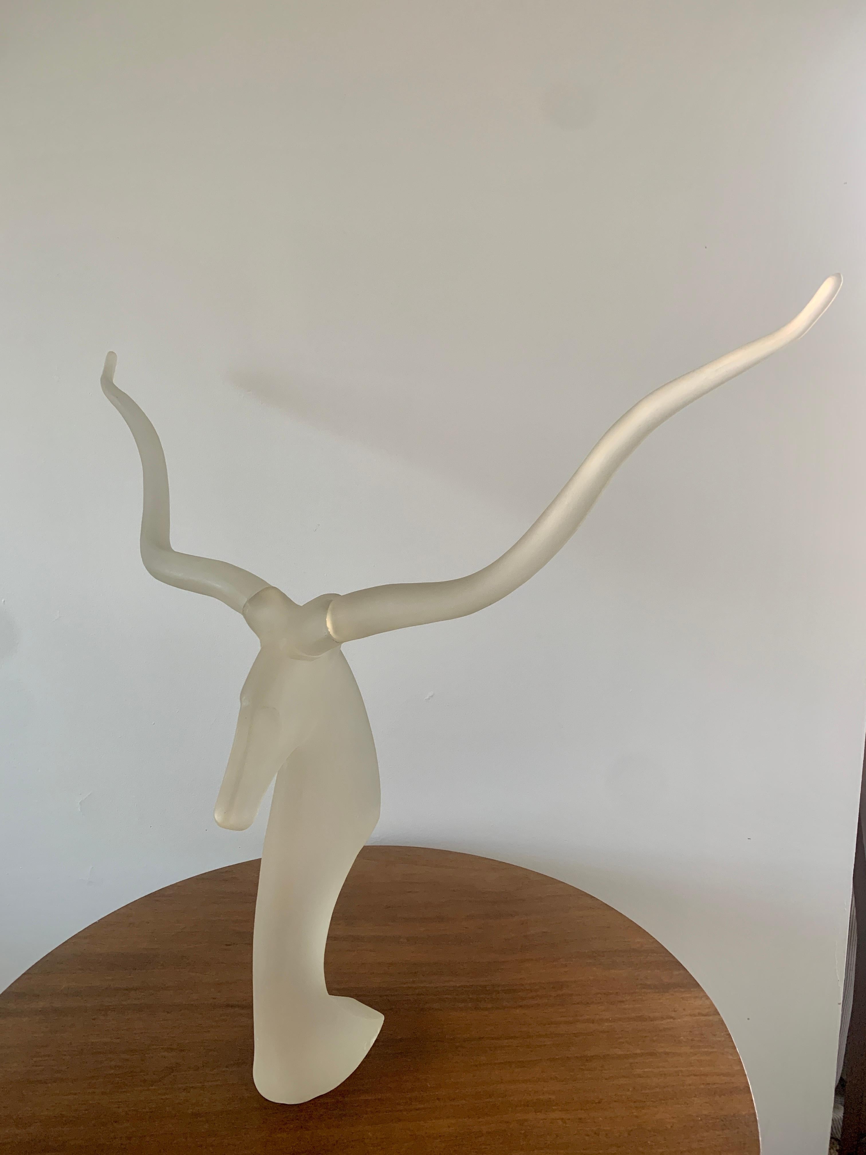 Moderne Mid-Century-Skulptur eines Widderkopfes aus Lucite im Angebot 2
