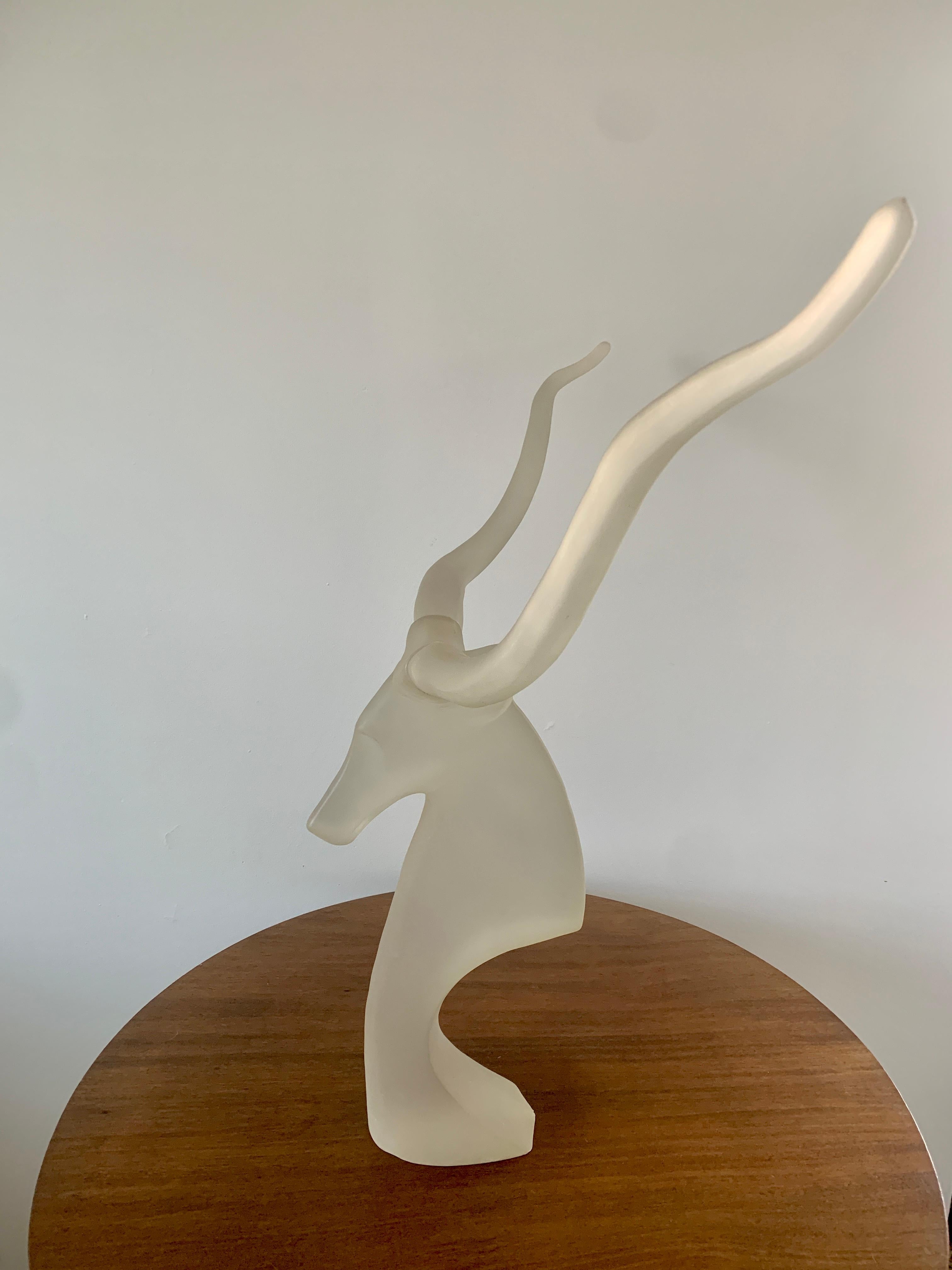 Moderne Mid-Century-Skulptur eines Widderkopfes aus Lucite im Angebot 3