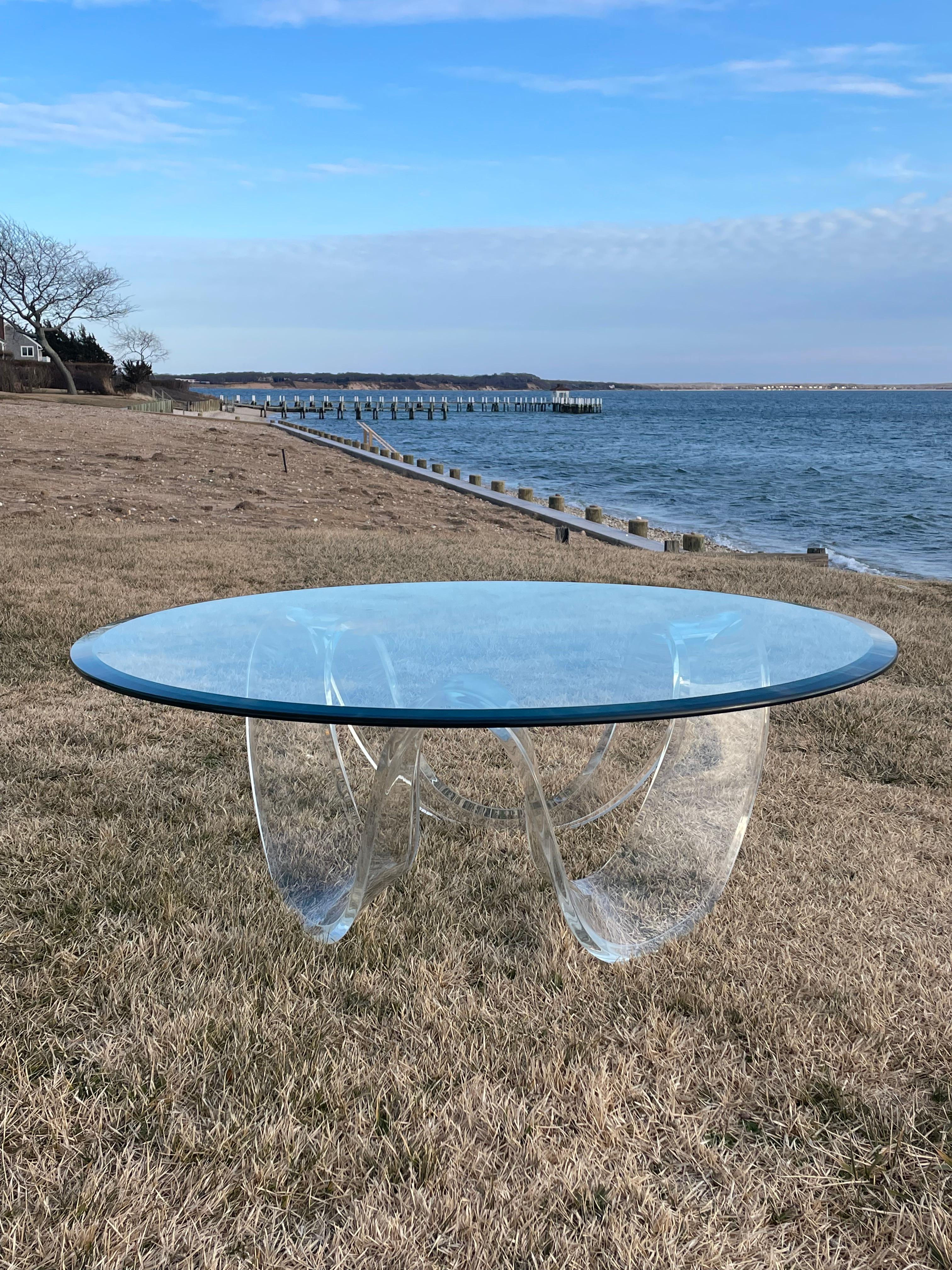 Mid Century Modern Lucite Ribbon Coffee Table  In Good Condition For Sale In New York, NY