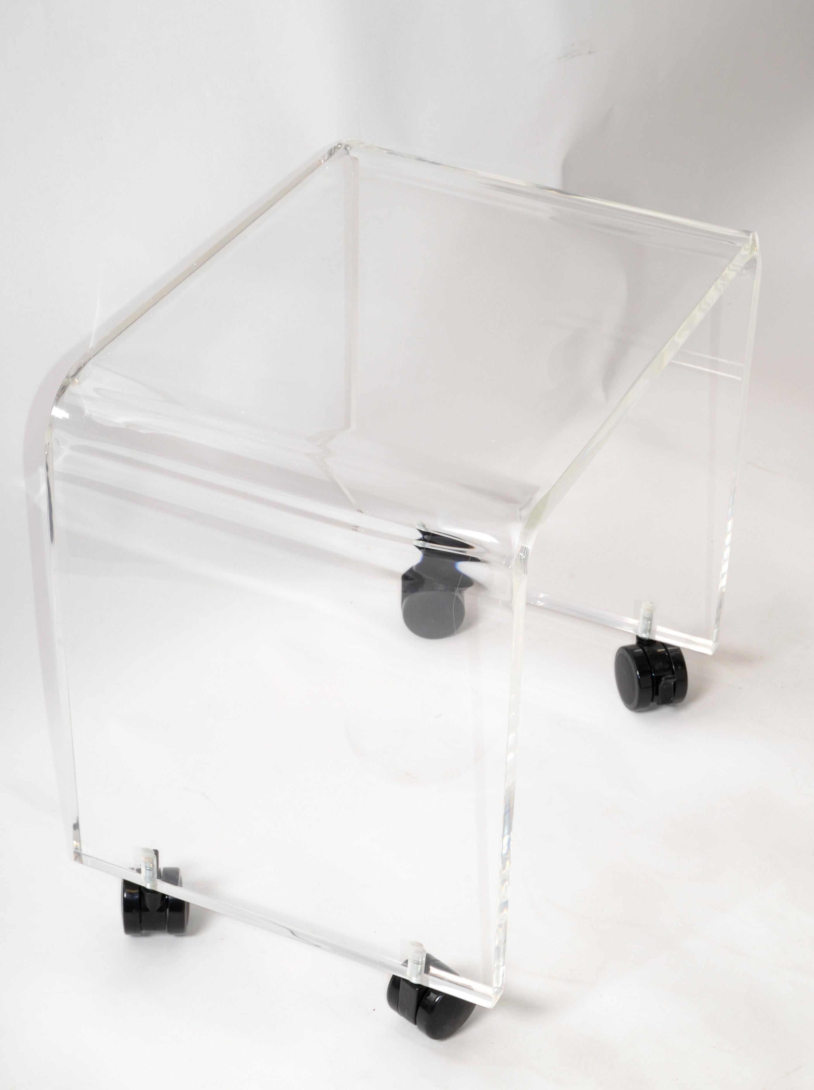 Taburete de Lucite Moderno de Mitad de Siglo, Taburete de tocador, Banco con ruedas en Bueno estado para la venta en Miami, FL