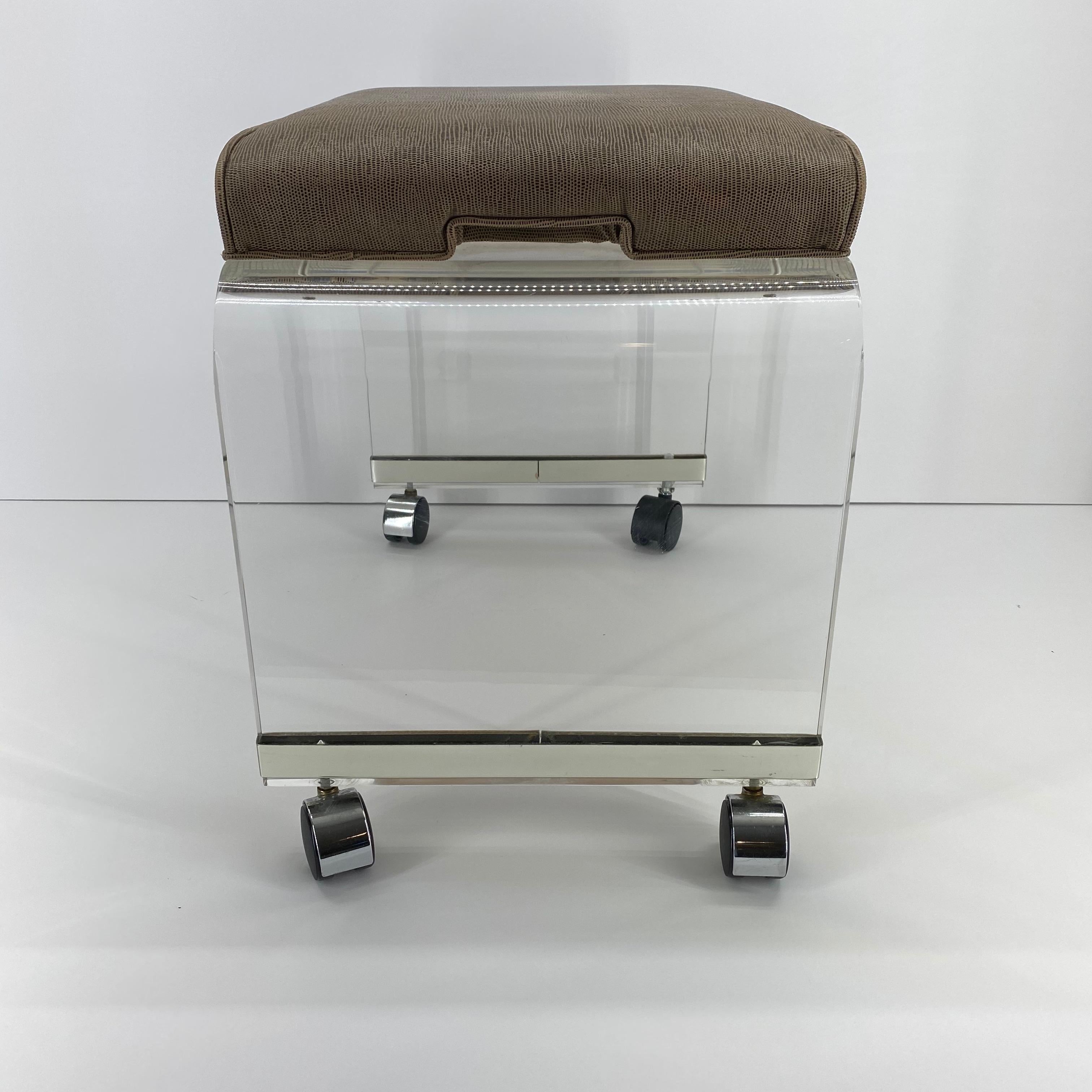 Mid-Century Modern-Wasserfall-Hocker aus Lucite mit Schlangenhaut-Polsterung im Angebot 1