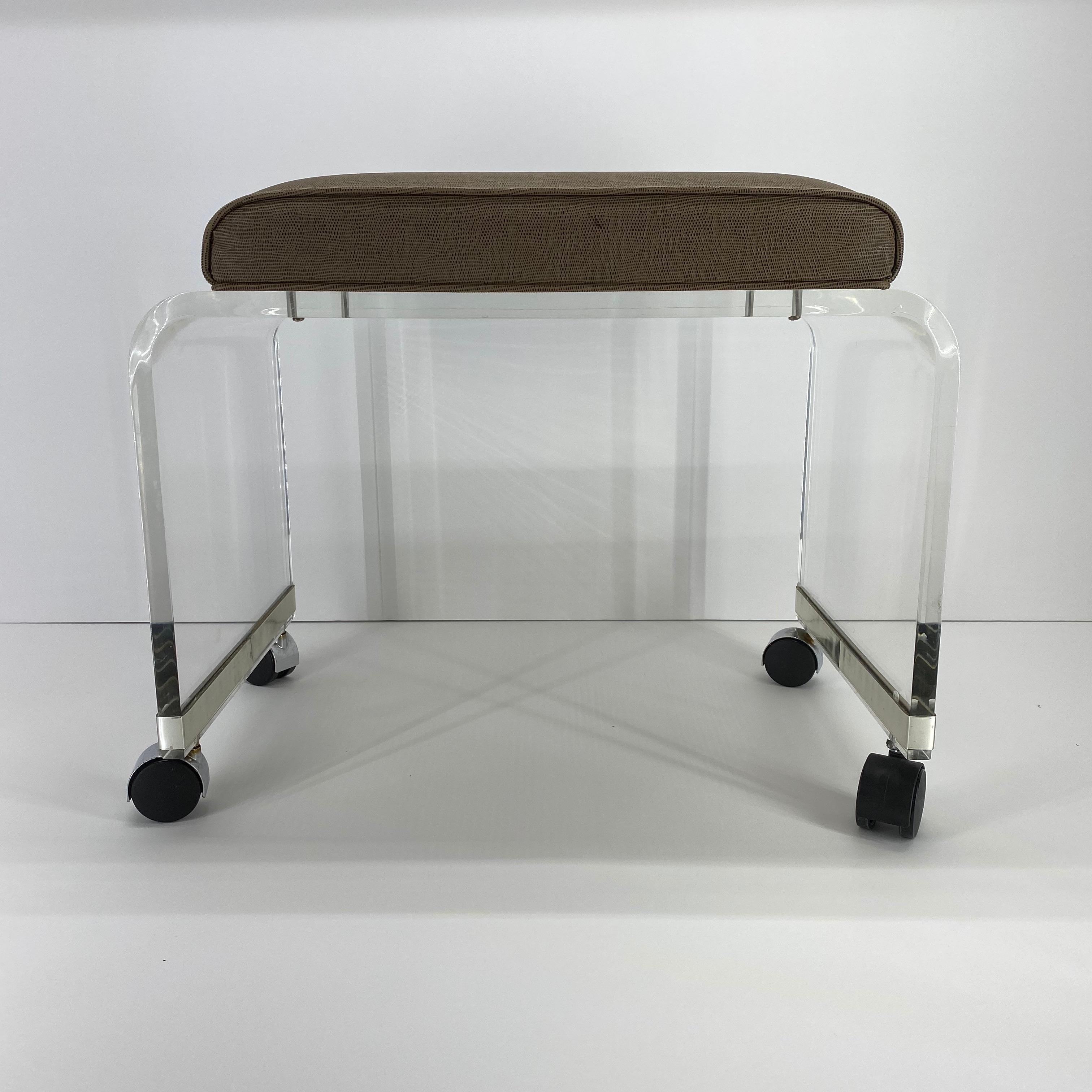 Mid-Century Modern-Wasserfall-Hocker aus Lucite mit Schlangenhaut-Polsterung im Angebot 2