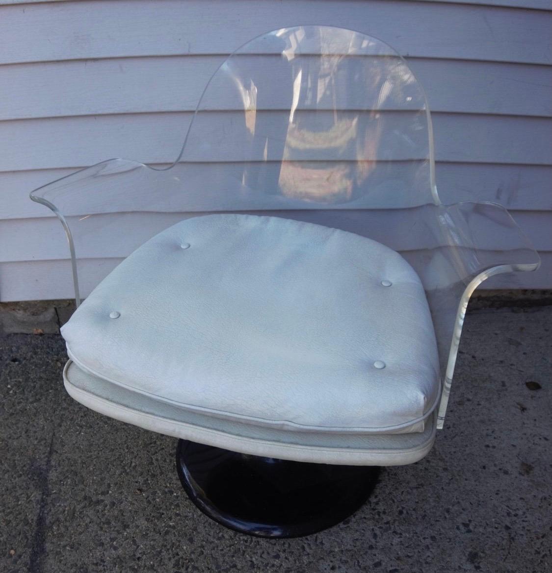 Mid-Century Modern Lucite Swivel Chair In Good Condition In West Hartford, CT