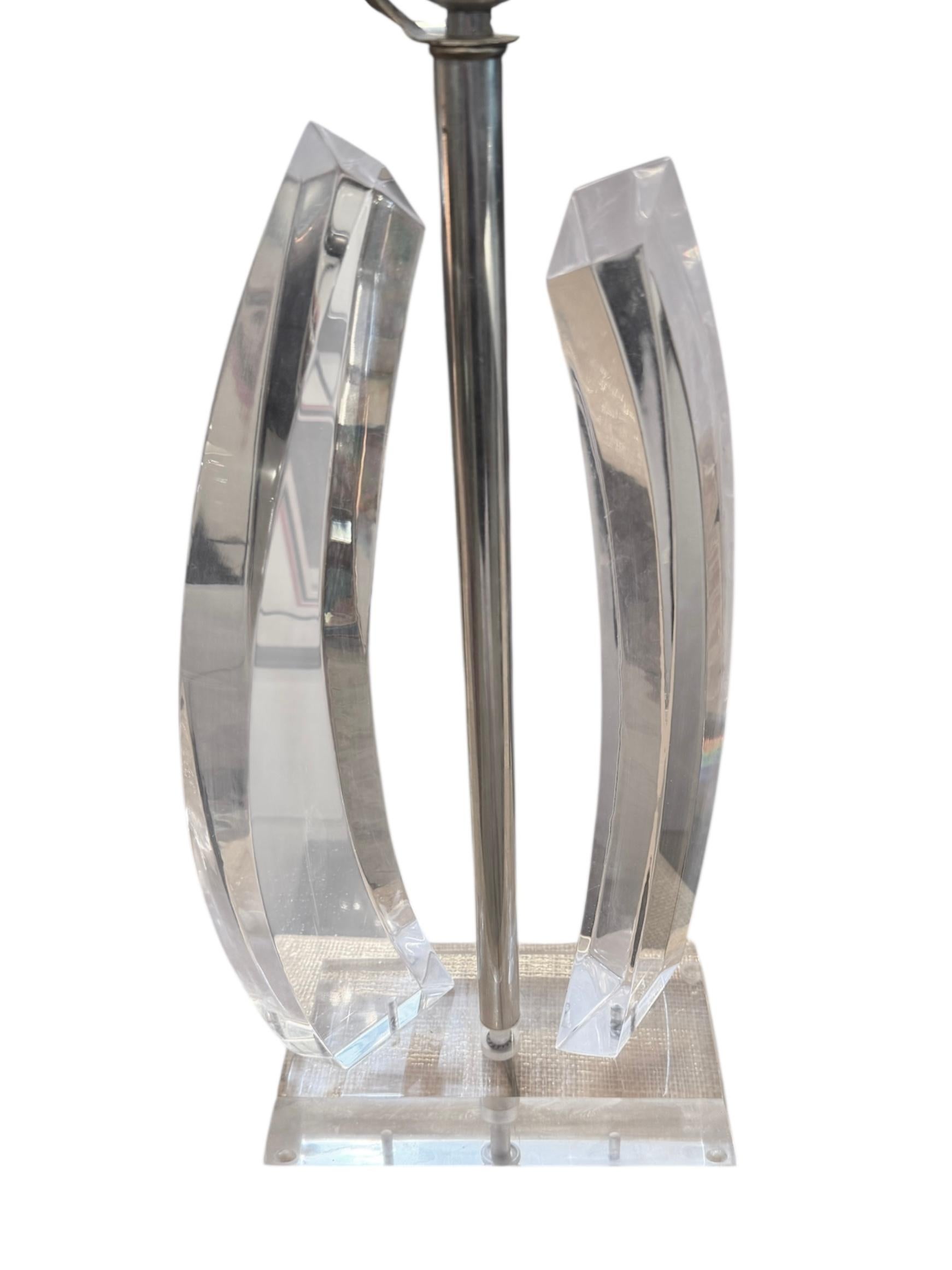 Mid-Century Modern Lucite Table Lamp In Good Condition In Pasadena, CA