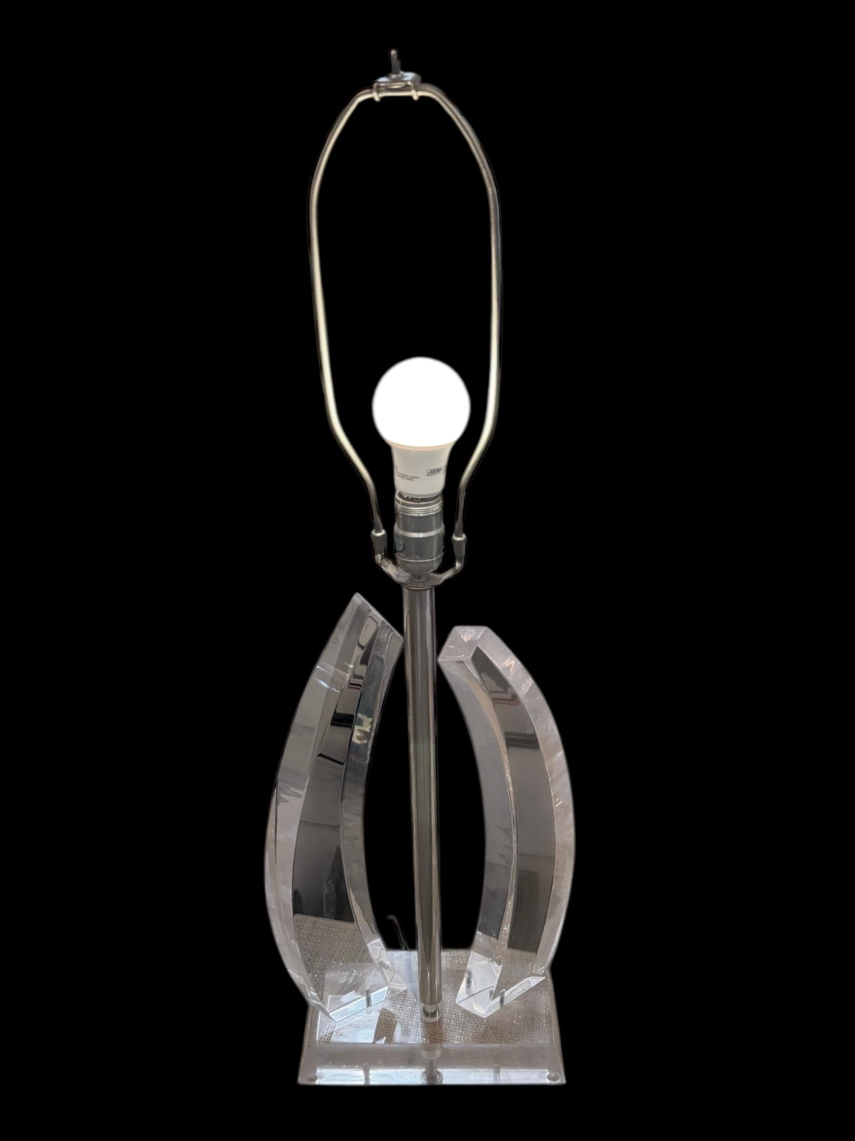 Mid-Century Modern Lucite Table Lamp 1