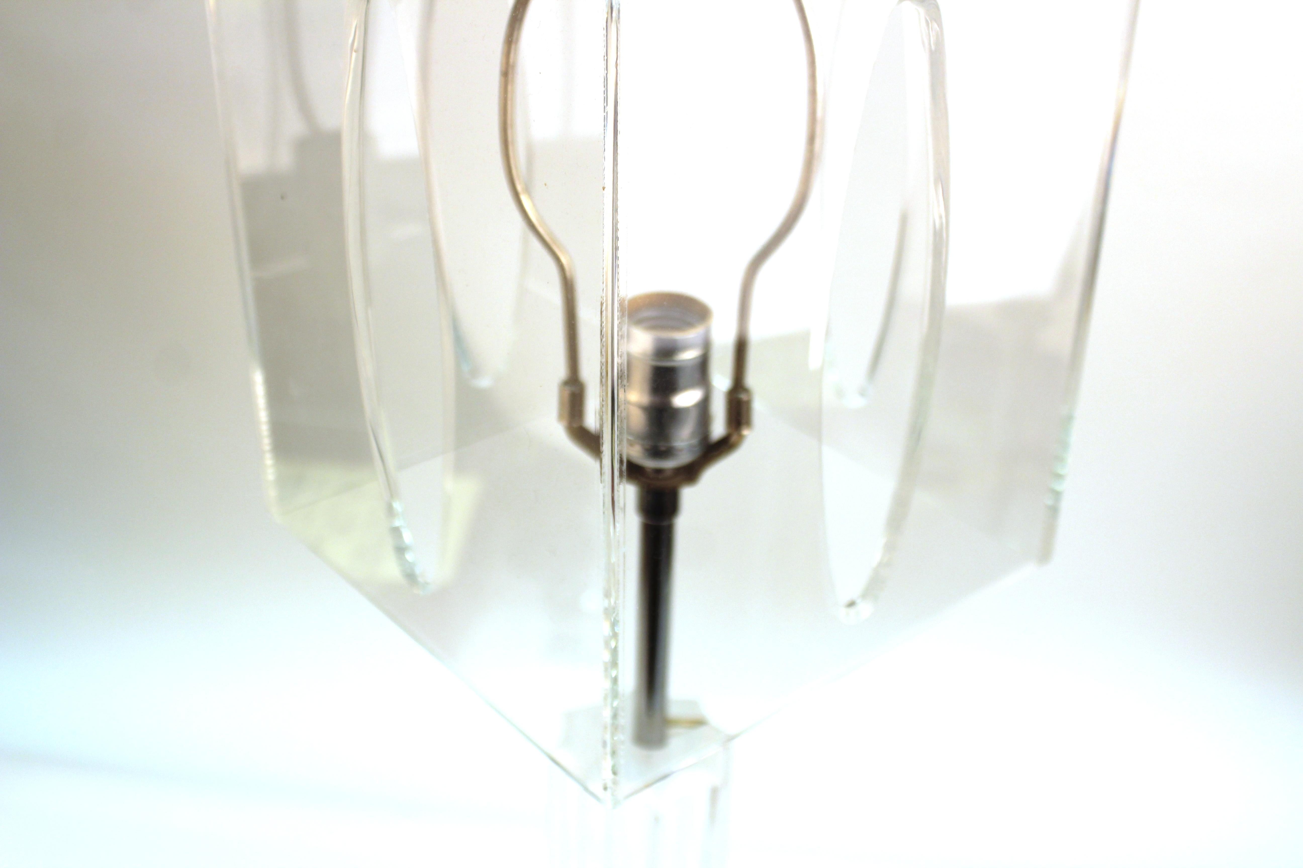 Moderne Mid-Century-Tischlampe aus Lucite mit Lucite-Schirm im Angebot 2