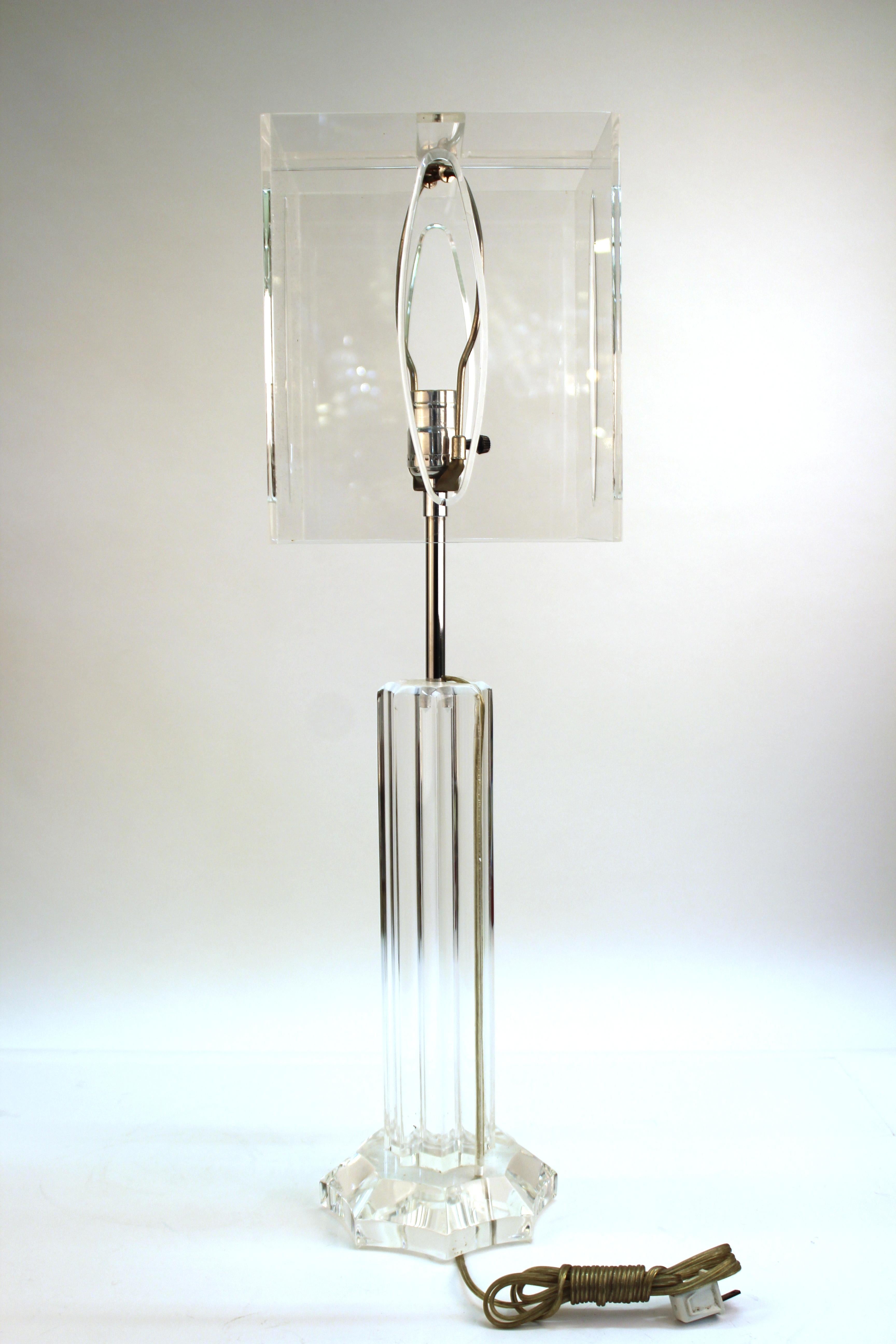 Moderne Mid-Century-Tischlampe aus Lucite mit Lucite-Schirm im Angebot 3