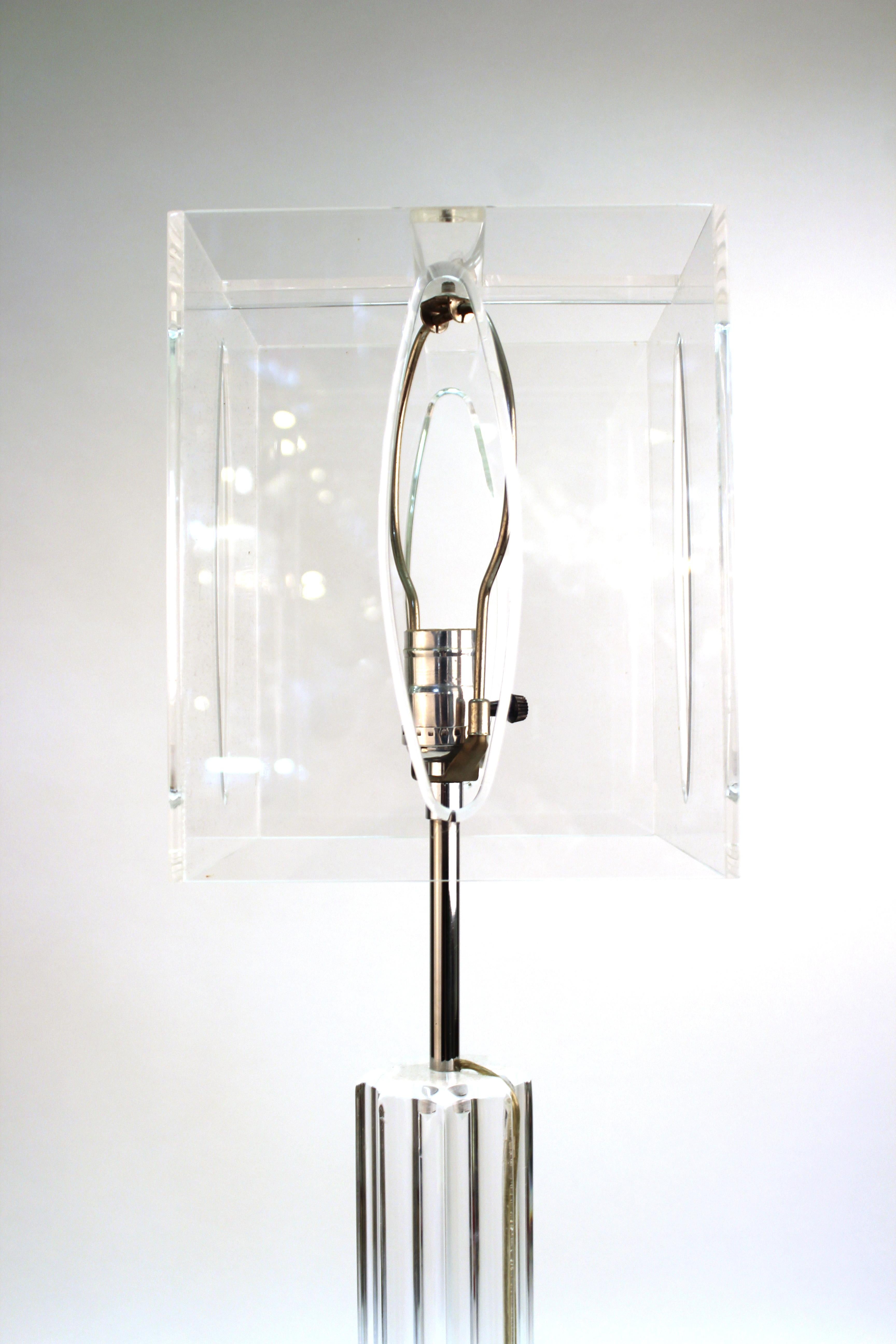Moderne Mid-Century-Tischlampe aus Lucite mit Lucite-Schirm im Angebot 4