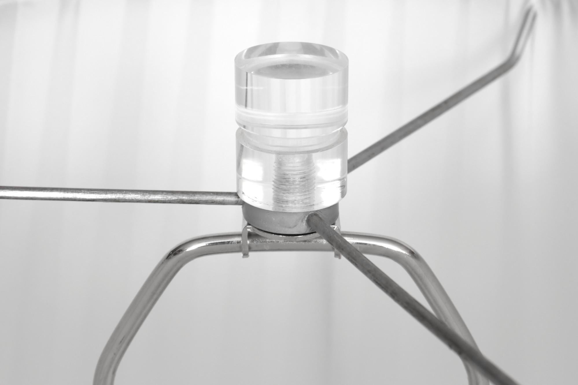 Mid-Century moderno Lampade da tavolo in lucite della metà del secolo scorso, una coppia in vendita