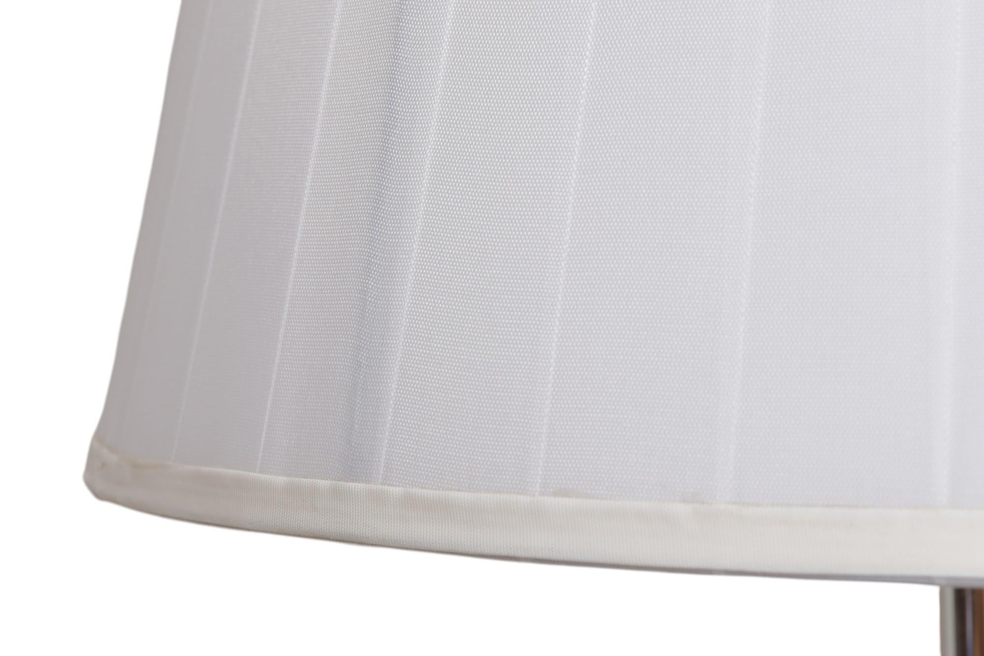 XX secolo Lampade da tavolo in lucite della metà del secolo scorso, una coppia in vendita