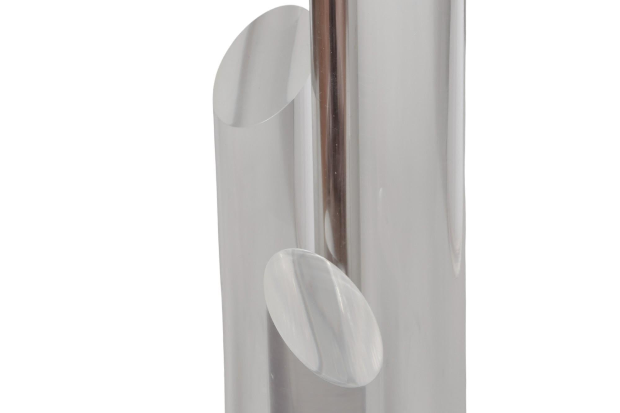 Cromo Lampade da tavolo in lucite della metà del secolo scorso, una coppia in vendita