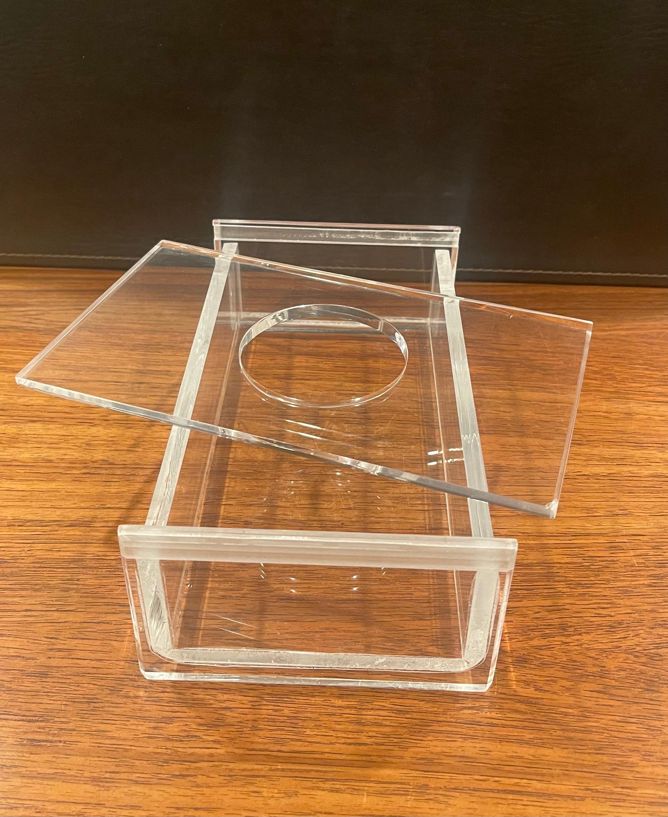 Scatola per fazzoletti in lucite moderna di metà secolo nello stile di Charles Hollis Jones in vendita 4