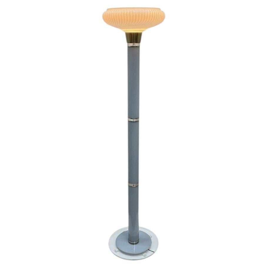 Lampada da terra Torchiere in Lucite in stile Mid-Century Modern con paralume in vetro opaco a coste