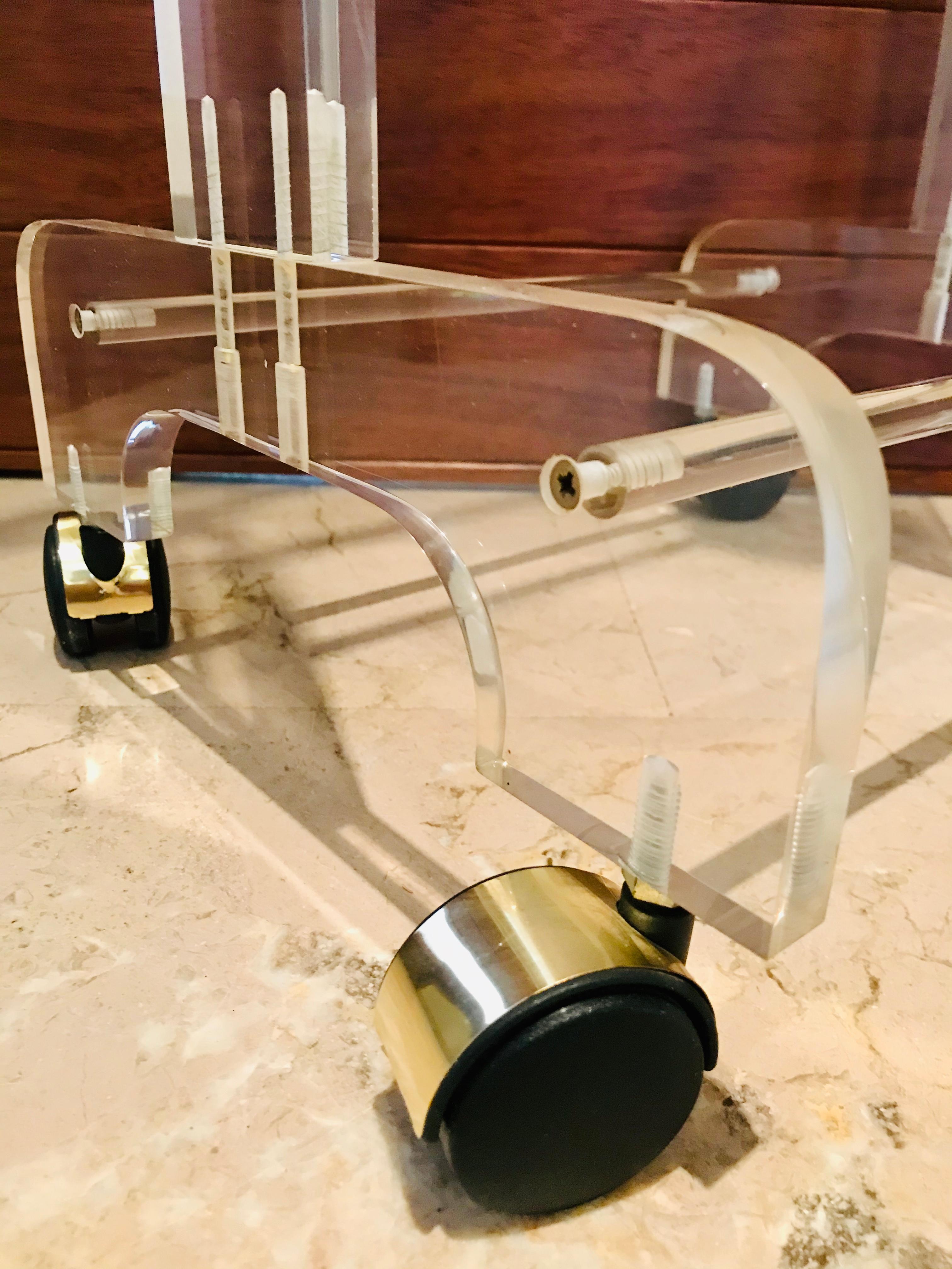 Mid-Century Modern Lucite Valet Stand Dressboy with Wheels In Good Condition For Sale In Miami, FL