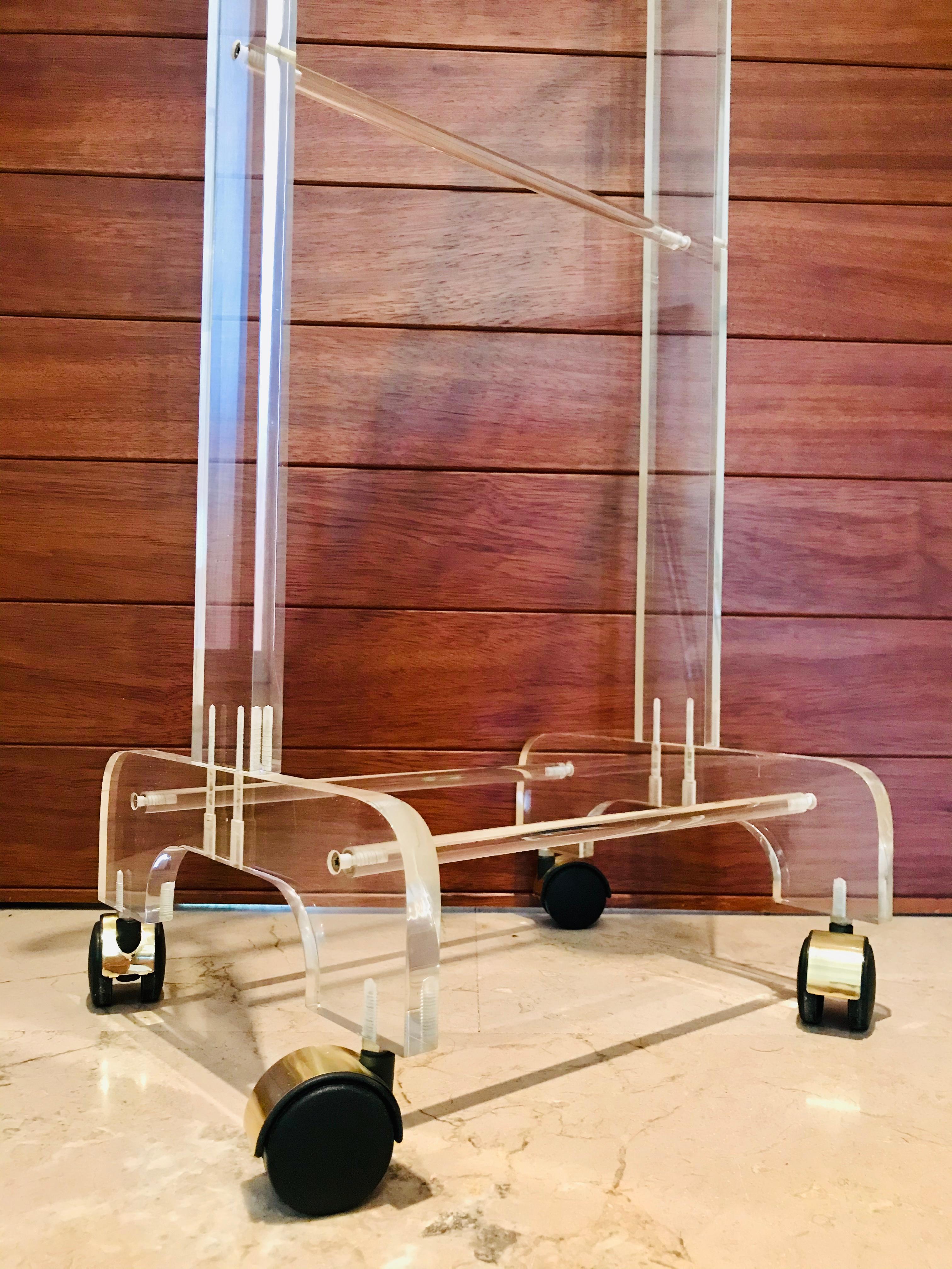 Aparador de Lucite Moderno de Mitad de Siglo con Ruedas siglo XX en venta