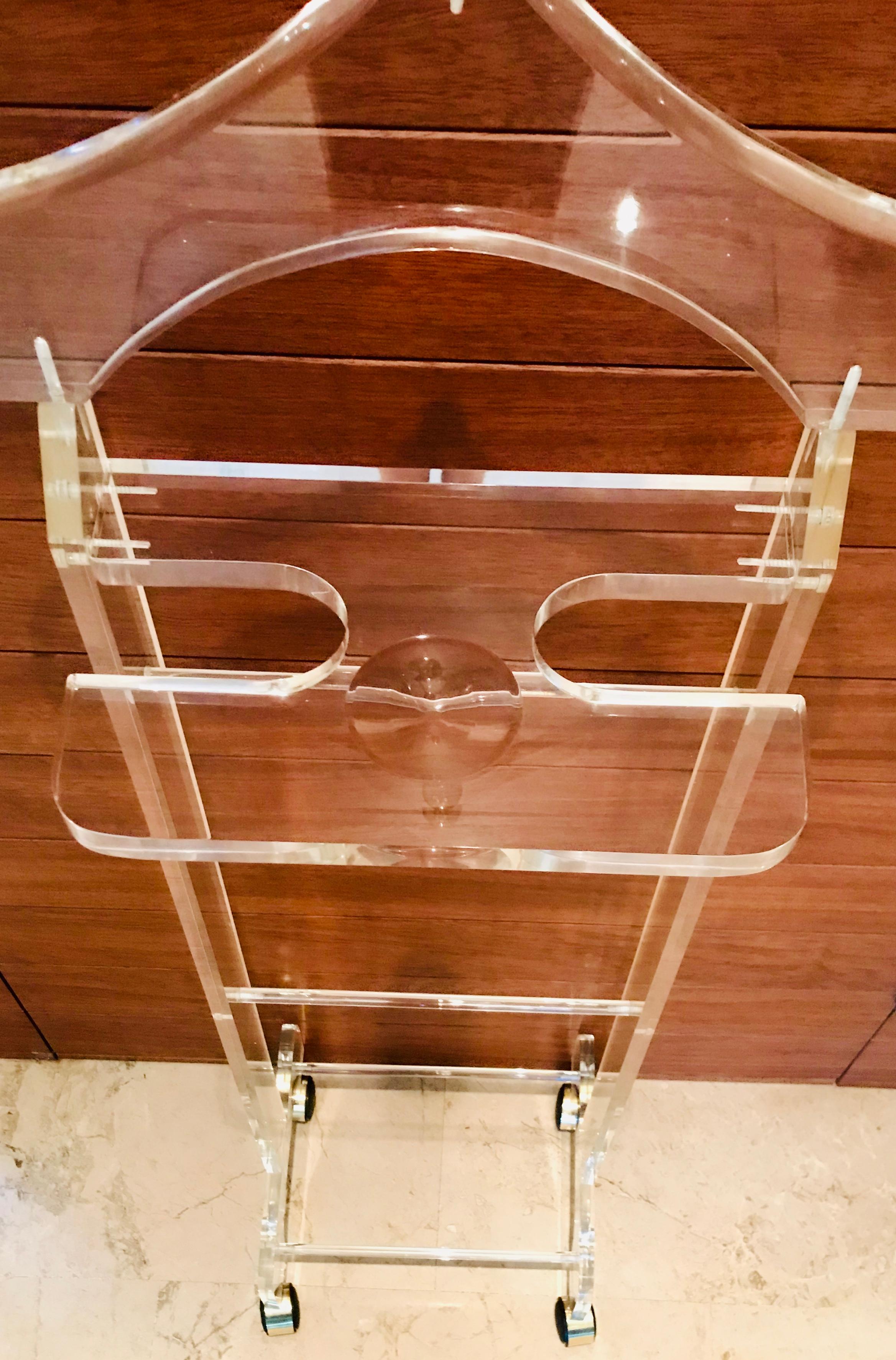 Mid-Century Modern Lucite Diener Stand dressboy

Das Stück ist in gutem Zustand mit Verschleiß im Einklang mit Alter und Nutzung.