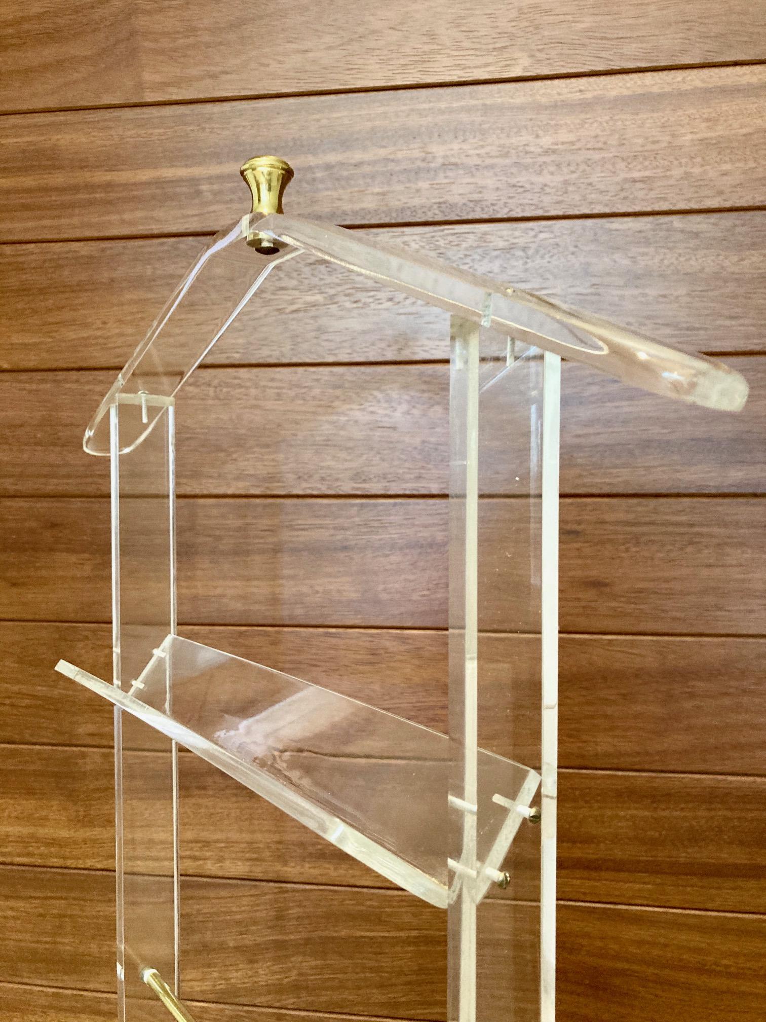 Mid-Century Modern Lucite Valet Stand with Wheels In Good Condition For Sale In Miami, FL