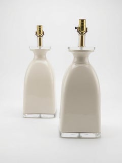 Coppia di lampade di grandi dimensioni in lucite e ceramica bianca in stile Mid-Century Modern