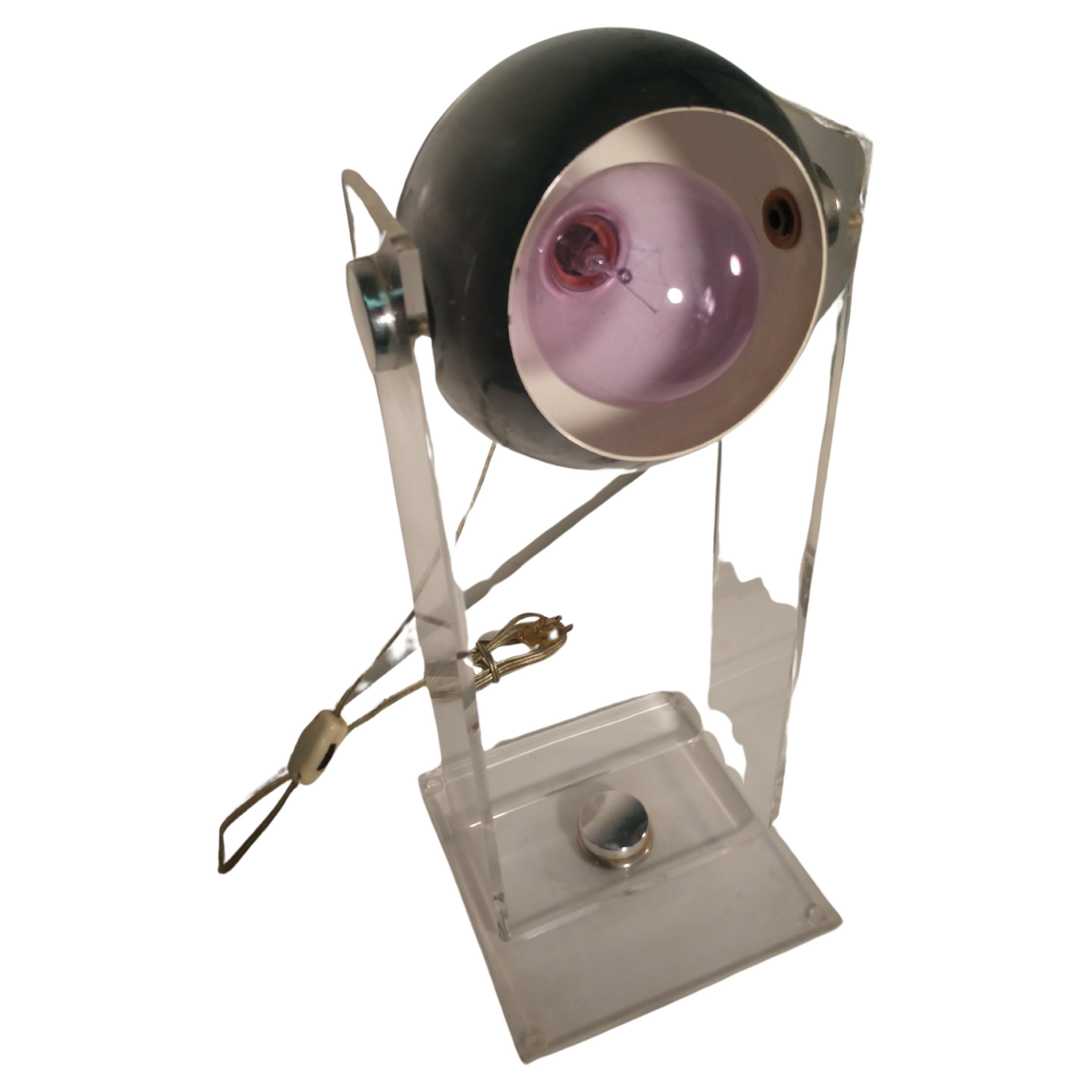 Lampe de bureau de table simple et élégante, entièrement réglable. La lampe pivote sur une base Lucite 7 x 7, qui se serre à l'aide d'une vis à oreilles chromée. L'abat-jour chromé fait de même, totalement réglable pour toutes les positions.