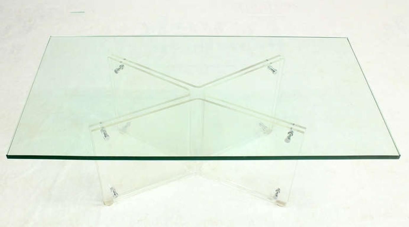 Table basse rectangulaire en Lucite à base en X et plateau en verre  en vente 4