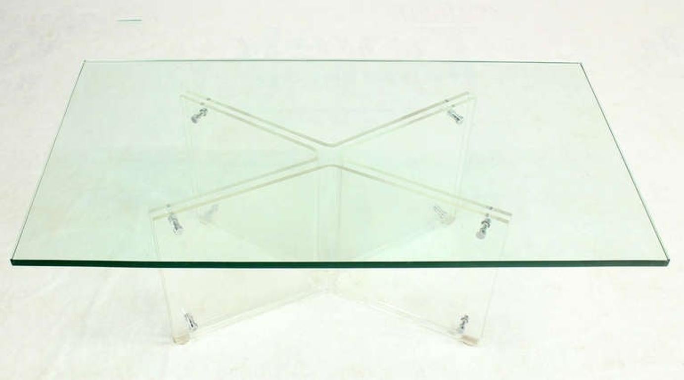 Table basse rectangulaire en Lucite à base en X et plateau en verre en vente 3