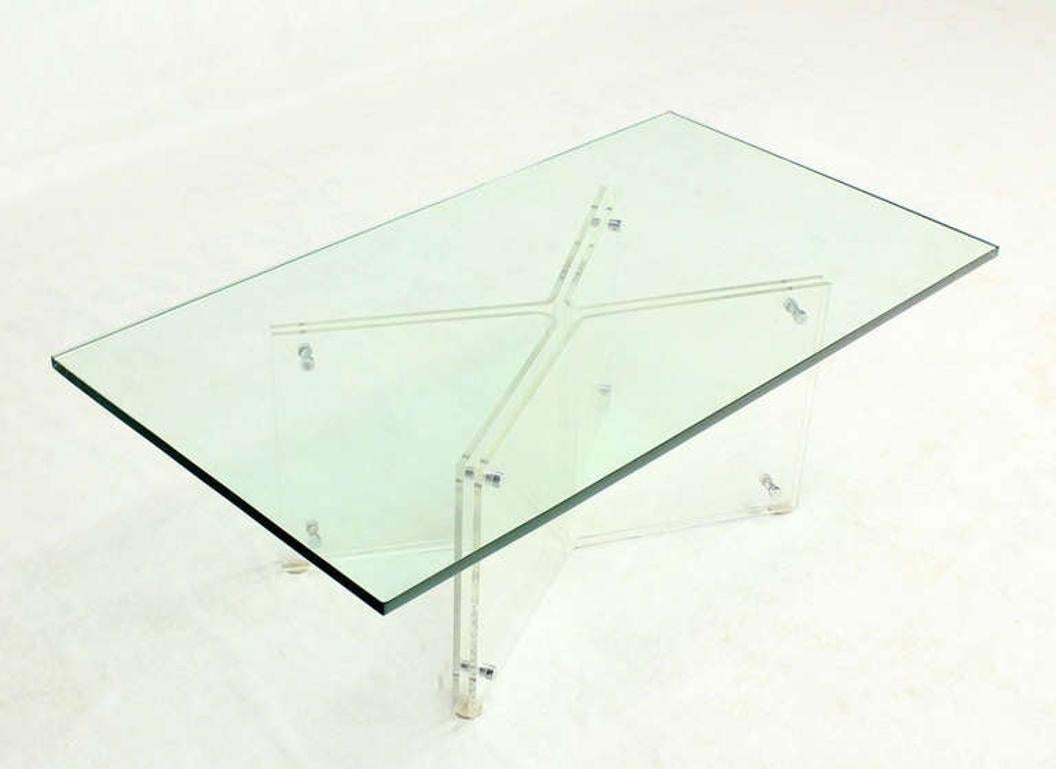 Mid-Century Modern Table basse rectangulaire en Lucite à base en X et plateau en verre  en vente
